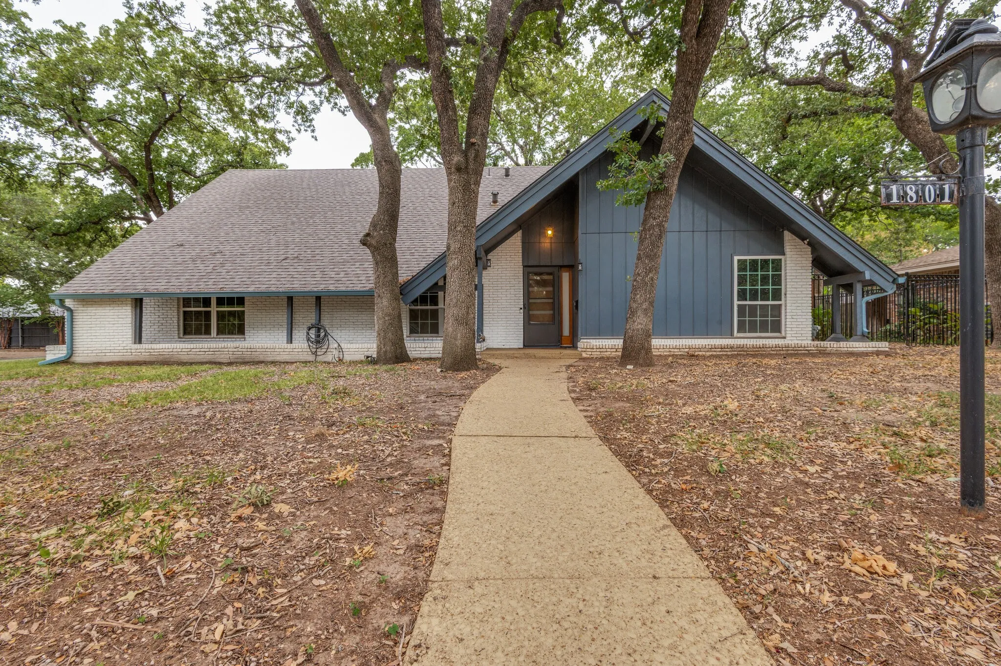 Single Family Residence For Sale in Dallas County , 1801 Green Oaks Drive, Irving, Texas 75061, 5 Bedroom, 4 Bathroom, 2 Garage spaces, 2,782 Sqft, built in 1968, mls#21370827, Real Estate Agent in Irving, Homes For Sale in Dallas county, Homes For Sale in Irving, Realtor in Irving Texas, Real Estate Brokerage Independent Realty Texas, Luminita Cordes Realtor