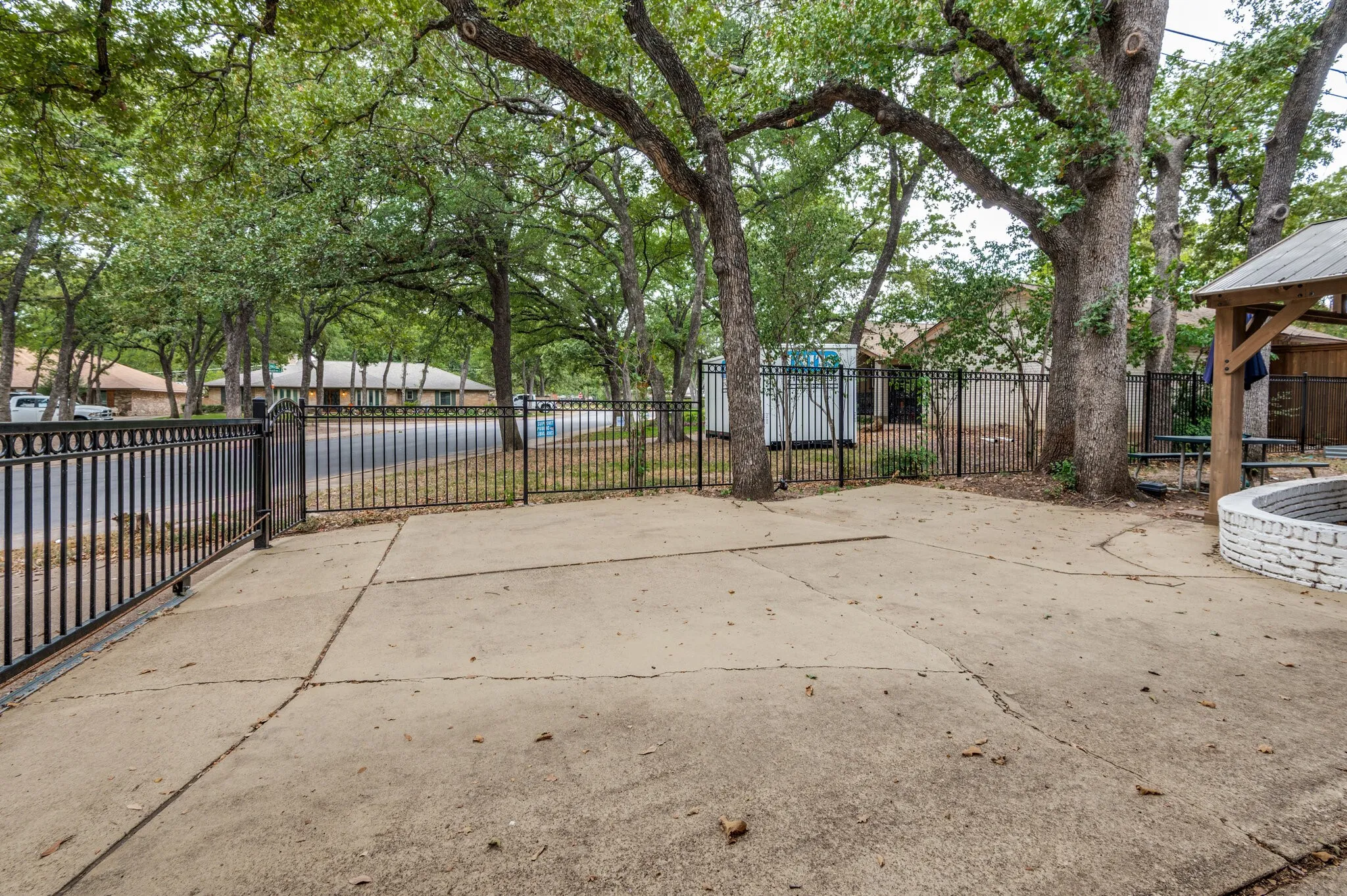 Single Family Residence For Sale in Dallas County , 1801 Green Oaks Drive, Irving, Texas 75061, 5 Bedroom, 4 Bathroom, 2 Garage spaces, 2,782 Sqft, built in 1968, mls#21370827, Real Estate Agent in Irving, Homes For Sale in Dallas county, Homes For Sale in Irving, Realtor in Irving Texas, Real Estate Brokerage Independent Realty Texas, Luminita Cordes Realtor