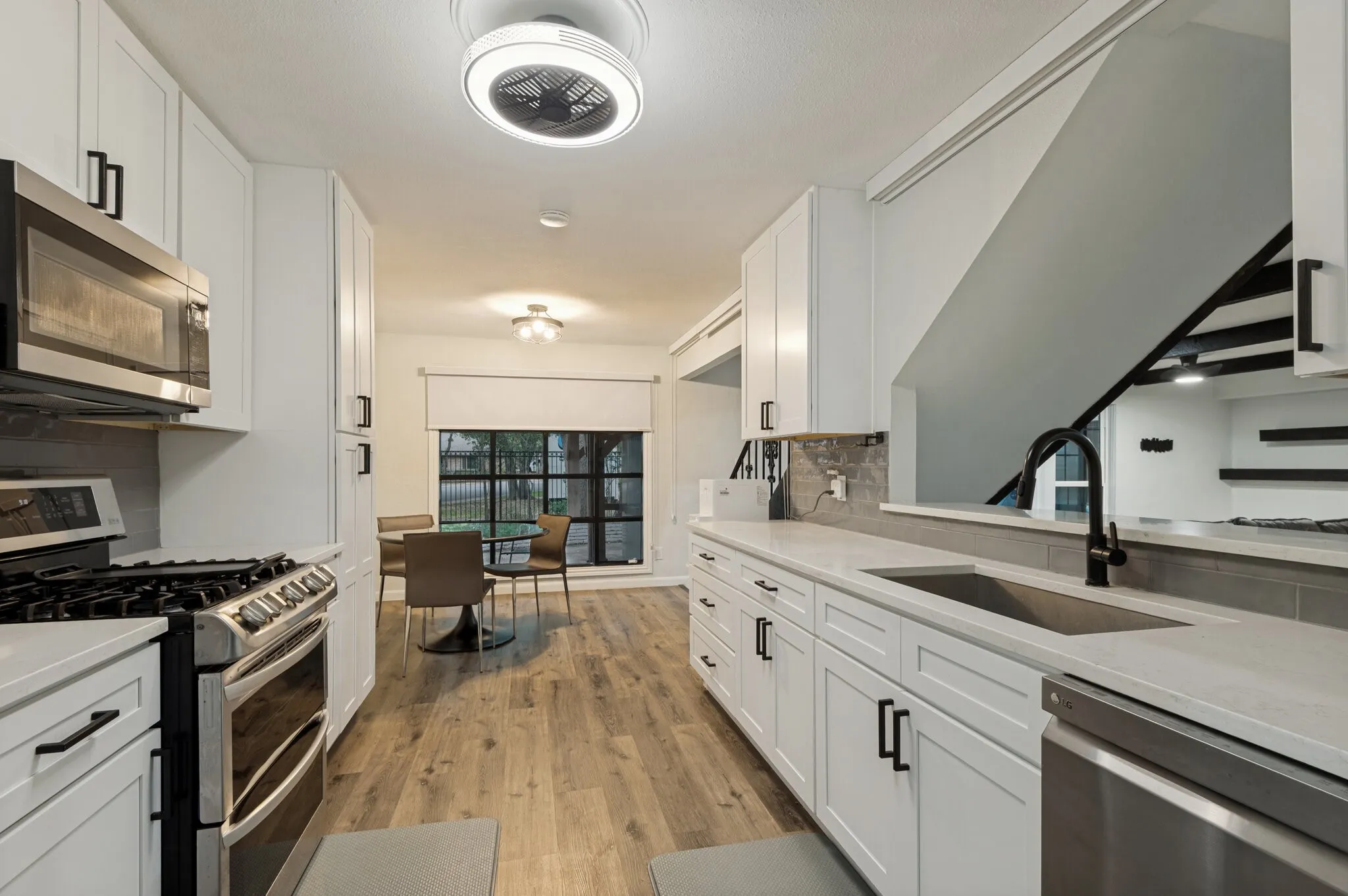 Single Family Residence For Sale in Dallas County , 1801 Green Oaks Drive, Irving, Texas 75061, 5 Bedroom, 4 Bathroom, 2 Garage spaces, 2,782 Sqft, built in 1968, mls#21370827, Real Estate Agent in Irving, Homes For Sale in Dallas county, Homes For Sale in Irving, Realtor in Irving Texas, Real Estate Brokerage Independent Realty Texas, Luminita Cordes Realtor