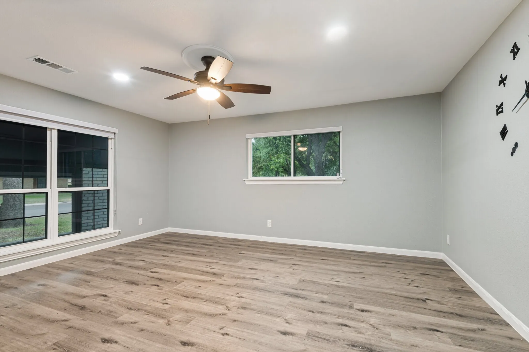 Single Family Residence For Sale in Dallas County , 1801 Green Oaks Drive, Irving, Texas 75061, 5 Bedroom, 4 Bathroom, 2 Garage spaces, 2,782 Sqft, built in 1968, mls#21370827, Real Estate Agent in Irving, Homes For Sale in Dallas county, Homes For Sale in Irving, Realtor in Irving Texas, Real Estate Brokerage Independent Realty Texas, Luminita Cordes Realtor