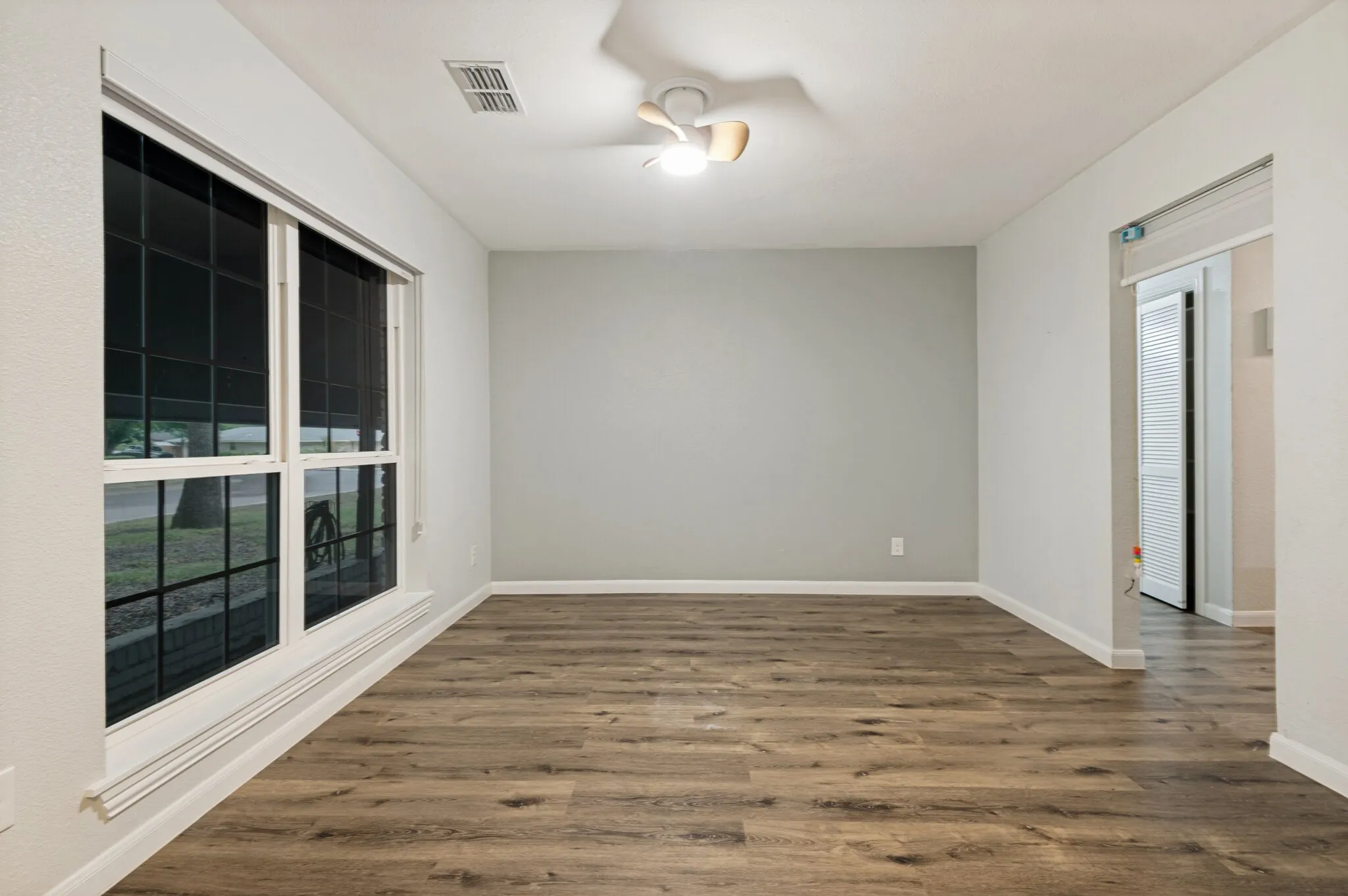 Single Family Residence For Sale in Dallas County , 1801 Green Oaks Drive, Irving, Texas 75061, 5 Bedroom, 4 Bathroom, 2 Garage spaces, 2,782 Sqft, built in 1968, mls#21370827, Real Estate Agent in Irving, Homes For Sale in Dallas county, Homes For Sale in Irving, Realtor in Irving Texas, Real Estate Brokerage Independent Realty Texas, Luminita Cordes Realtor