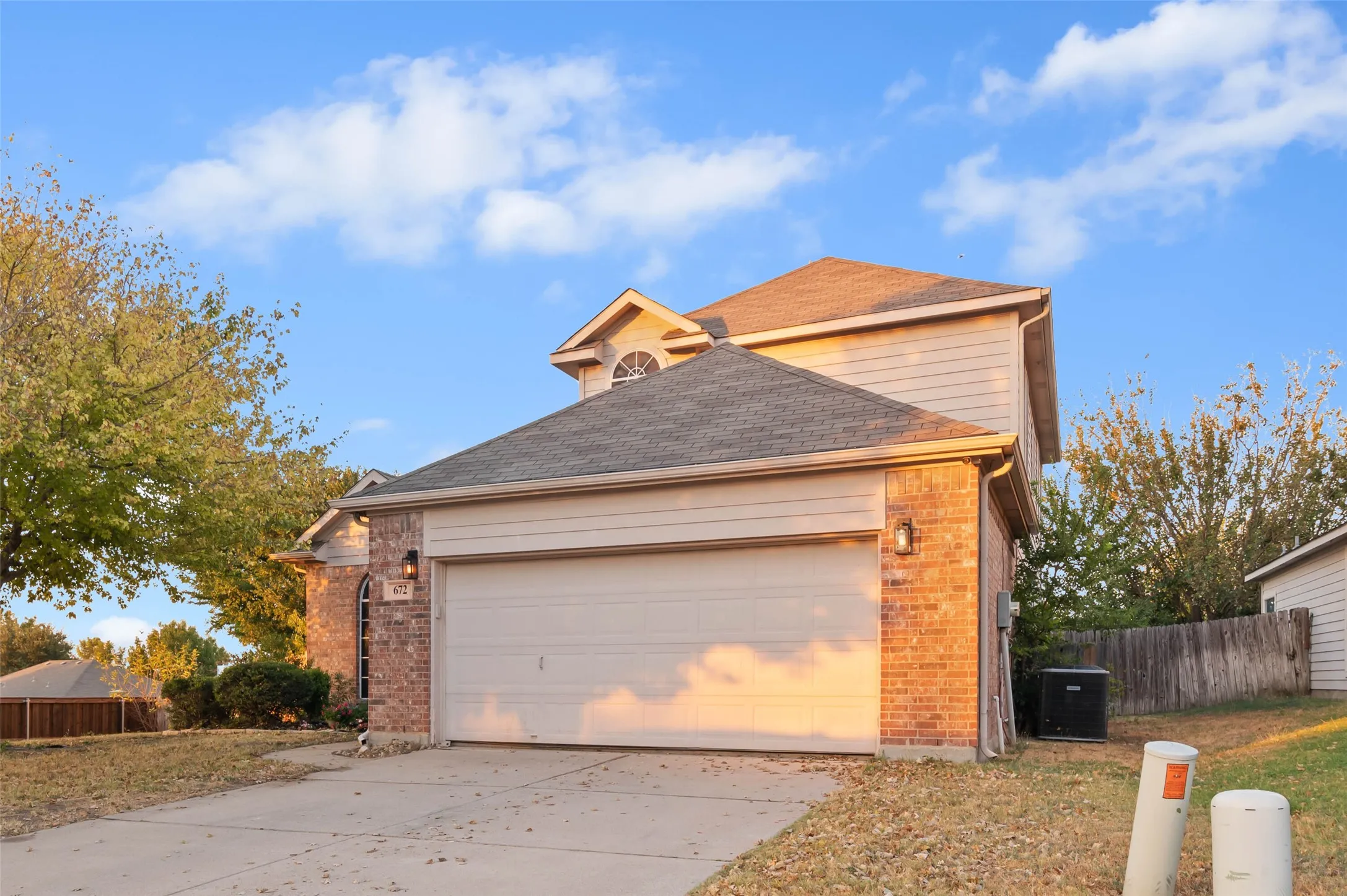 Single Family Residence For Sale in Tarrant County , 672 Rosario Lane, Fort Worth, Texas 76052, 4 Bedroom, 3 Bathroom, 2 Garage spaces, 2,299 Sqft, built in 2006, mls#21362022, Real Estate Agent in Fort Worth, Homes For Sale in Tarrant county, Homes For Sale in Fort Worth, Realtor in Fort Worth Texas, Real Estate Brokerage Independent Realty Texas, Luminita Cordes Realtor