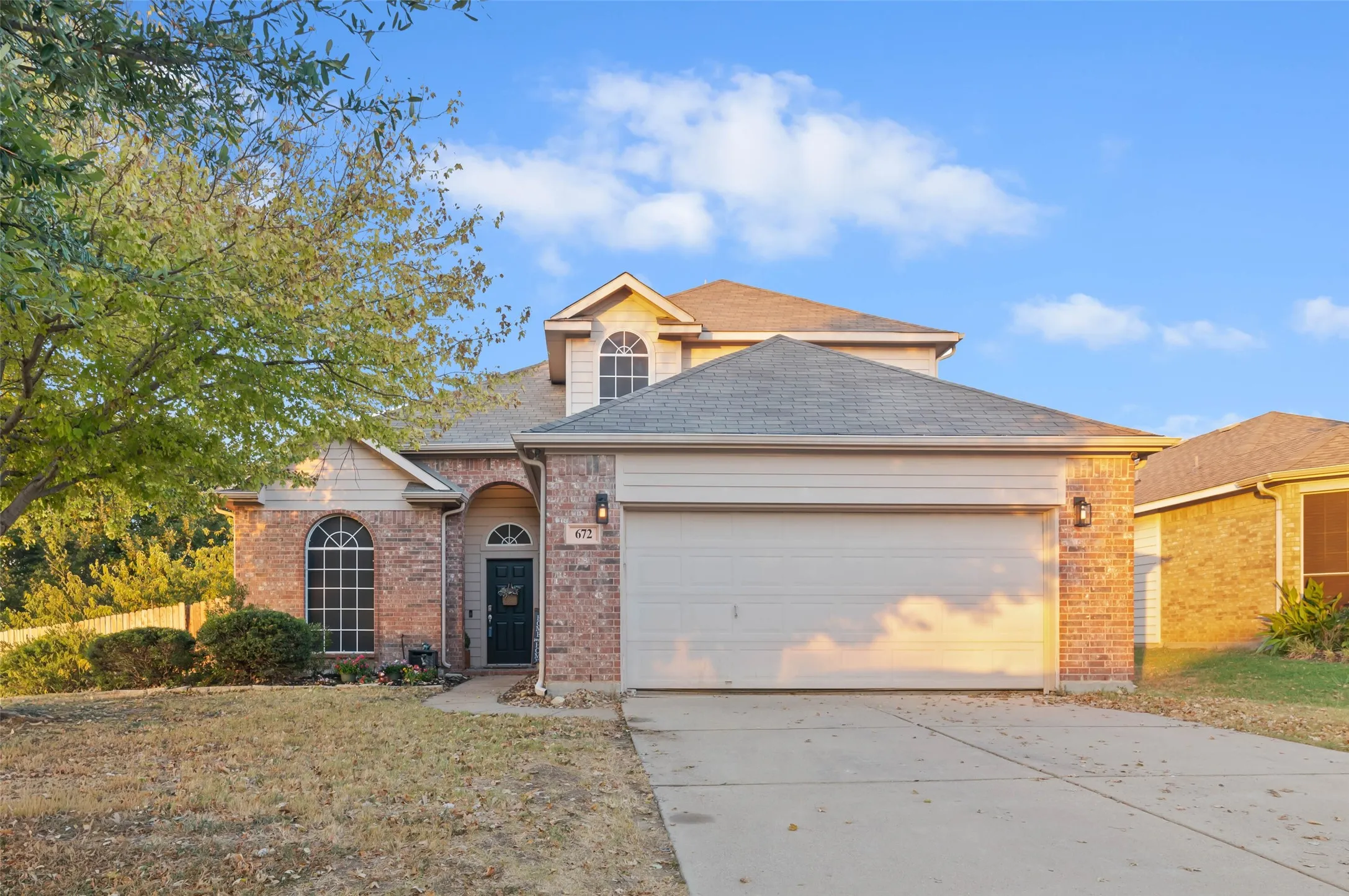Single Family Residence For Sale in Tarrant County , 672 Rosario Lane, Fort Worth, Texas 76052, 4 Bedroom, 3 Bathroom, 2 Garage spaces, 2,299 Sqft, built in 2006, mls#21362022, Real Estate Agent in Fort Worth, Homes For Sale in Tarrant county, Homes For Sale in Fort Worth, Realtor in Fort Worth Texas, Real Estate Brokerage Independent Realty Texas, Luminita Cordes Realtor