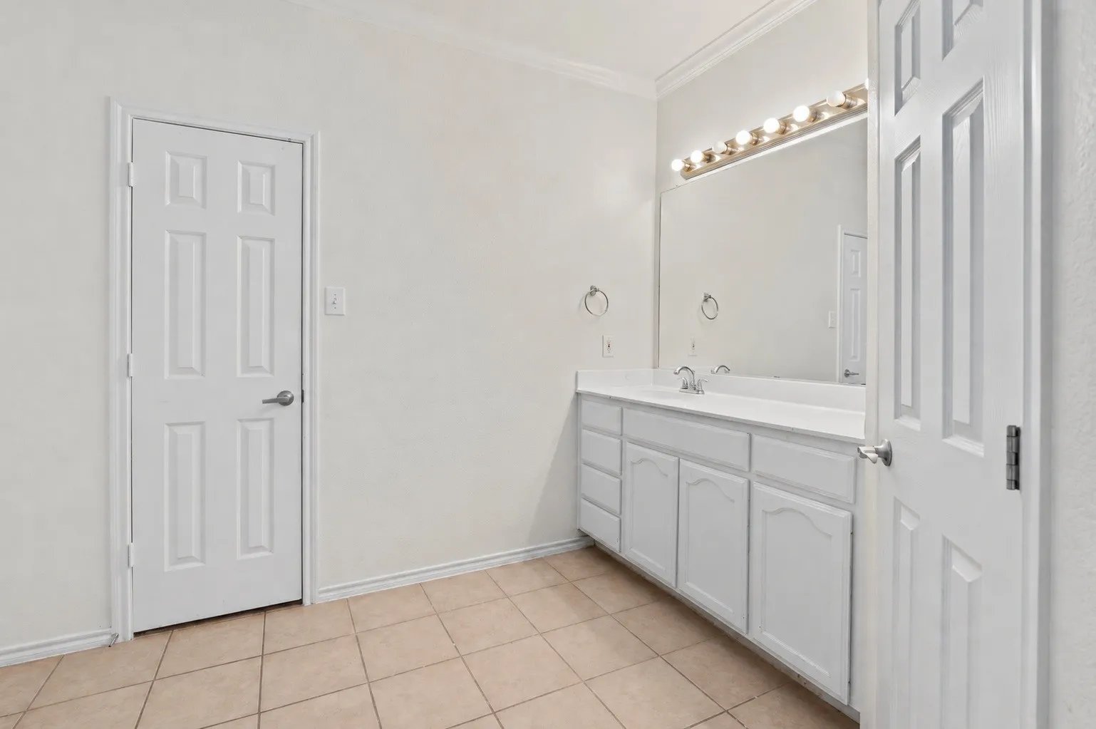 Single Family Residence For Sale in Tarrant County , 672 Rosario Lane, Fort Worth, Texas 76052, 4 Bedroom, 3 Bathroom, 2 Garage spaces, 2,299 Sqft, built in 2006, mls#21362022, Real Estate Agent in Fort Worth, Homes For Sale in Tarrant county, Homes For Sale in Fort Worth, Realtor in Fort Worth Texas, Real Estate Brokerage Independent Realty Texas, Luminita Cordes Realtor