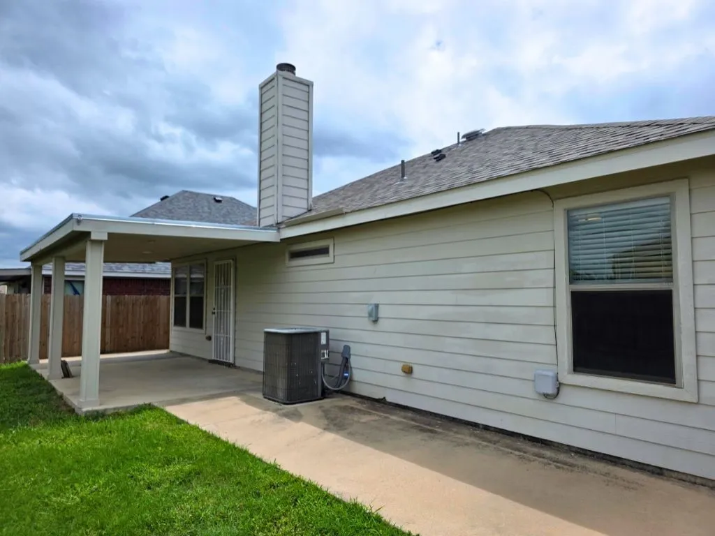Covered patio with a concrete slab and a fenced perimeter