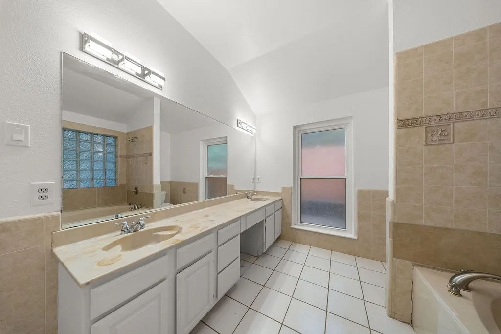 Single Family Residence For Rent in Dallas County , 4952 Hollow Ridge Road, Dallas, Texas 75227, 4 Bedroom, 2 Bathroom, 2 Garage spaces, 1,909 Sqft, built in 1985, mls#21368505, Real Estate Agent in Dallas, Homes For Rent in Dallas county, Homes For Rent in Dallas, Realtor in Dallas Texas, Real Estate Brokerage Independent Realty Texas, Luminita Cordes Realtor