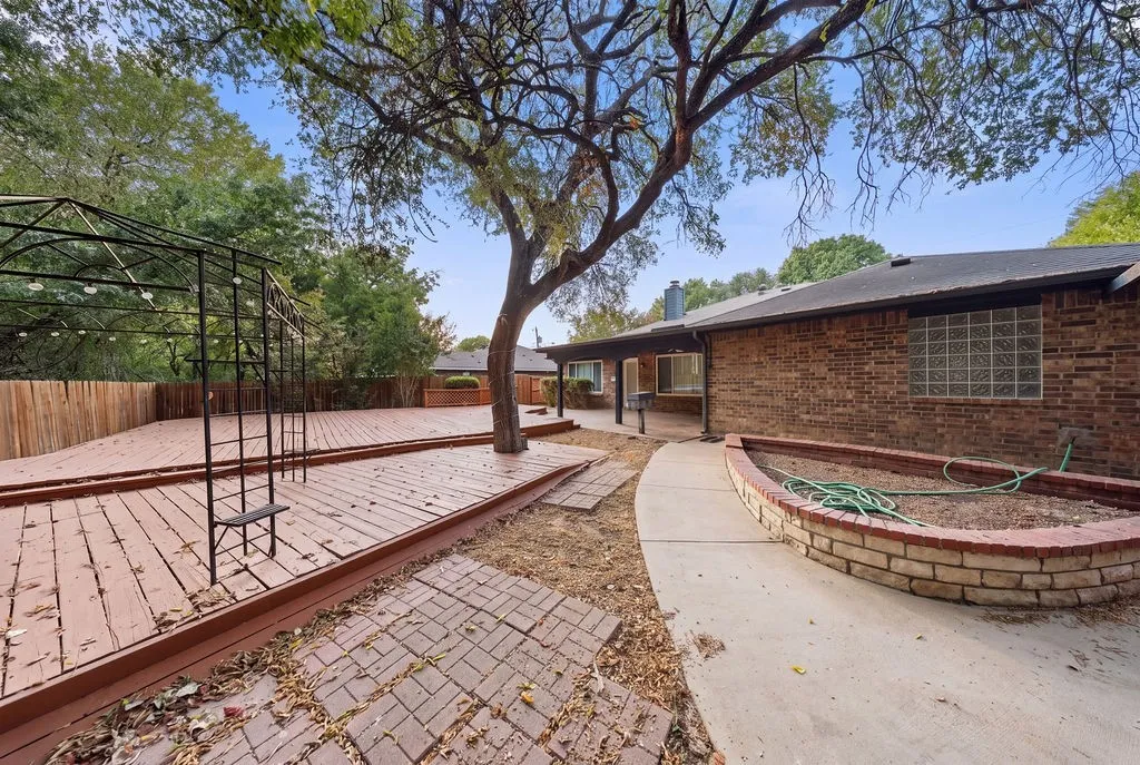 Single Family Residence For Rent in Dallas County , 4952 Hollow Ridge Road, Dallas, Texas 75227, 4 Bedroom, 2 Bathroom, 2 Garage spaces, 1,909 Sqft, built in 1985, mls#21368505, Real Estate Agent in Dallas, Homes For Rent in Dallas county, Homes For Rent in Dallas, Realtor in Dallas Texas, Real Estate Brokerage Independent Realty Texas, Luminita Cordes Realtor