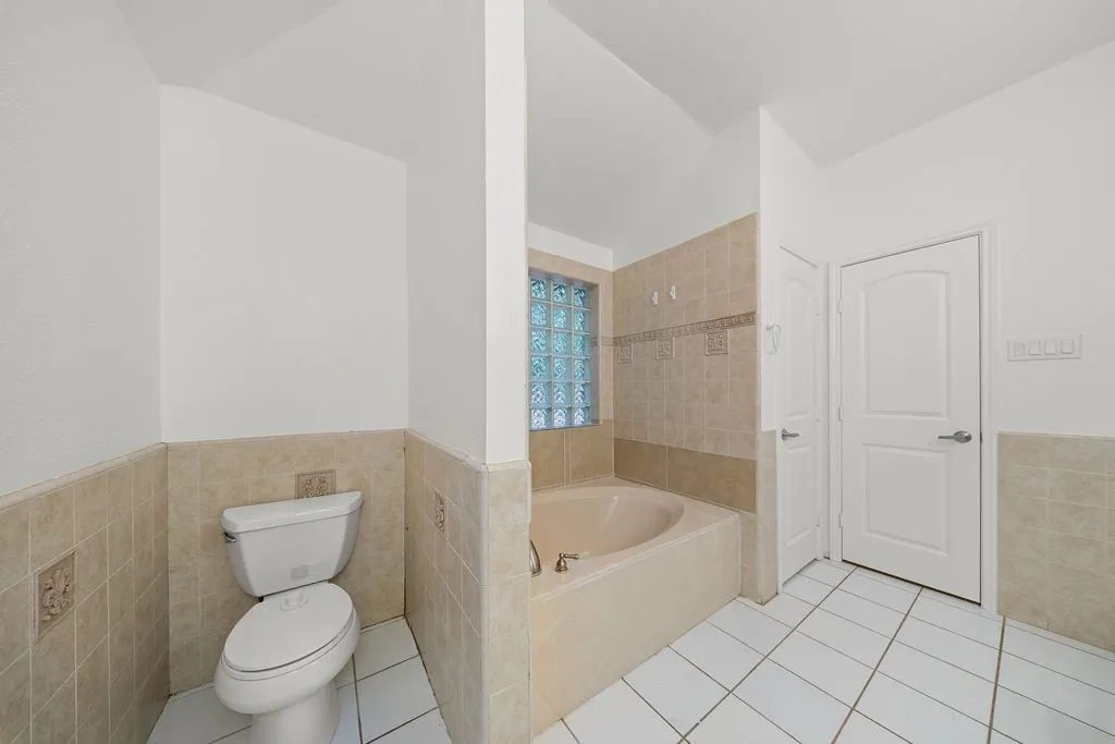 Single Family Residence For Rent in Dallas County , 4952 Hollow Ridge Road, Dallas, Texas 75227, 4 Bedroom, 2 Bathroom, 2 Garage spaces, 1,909 Sqft, built in 1985, mls#21368505, Real Estate Agent in Dallas, Homes For Rent in Dallas county, Homes For Rent in Dallas, Realtor in Dallas Texas, Real Estate Brokerage Independent Realty Texas, Luminita Cordes Realtor
