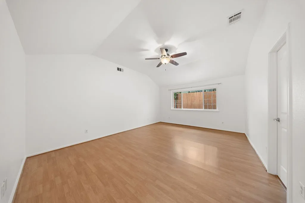 Single Family Residence For Rent in Dallas County , 4952 Hollow Ridge Road, Dallas, Texas 75227, 4 Bedroom, 2 Bathroom, 2 Garage spaces, 1,909 Sqft, built in 1985, mls#21368505, Real Estate Agent in Dallas, Homes For Rent in Dallas county, Homes For Rent in Dallas, Realtor in Dallas Texas, Real Estate Brokerage Independent Realty Texas, Luminita Cordes Realtor