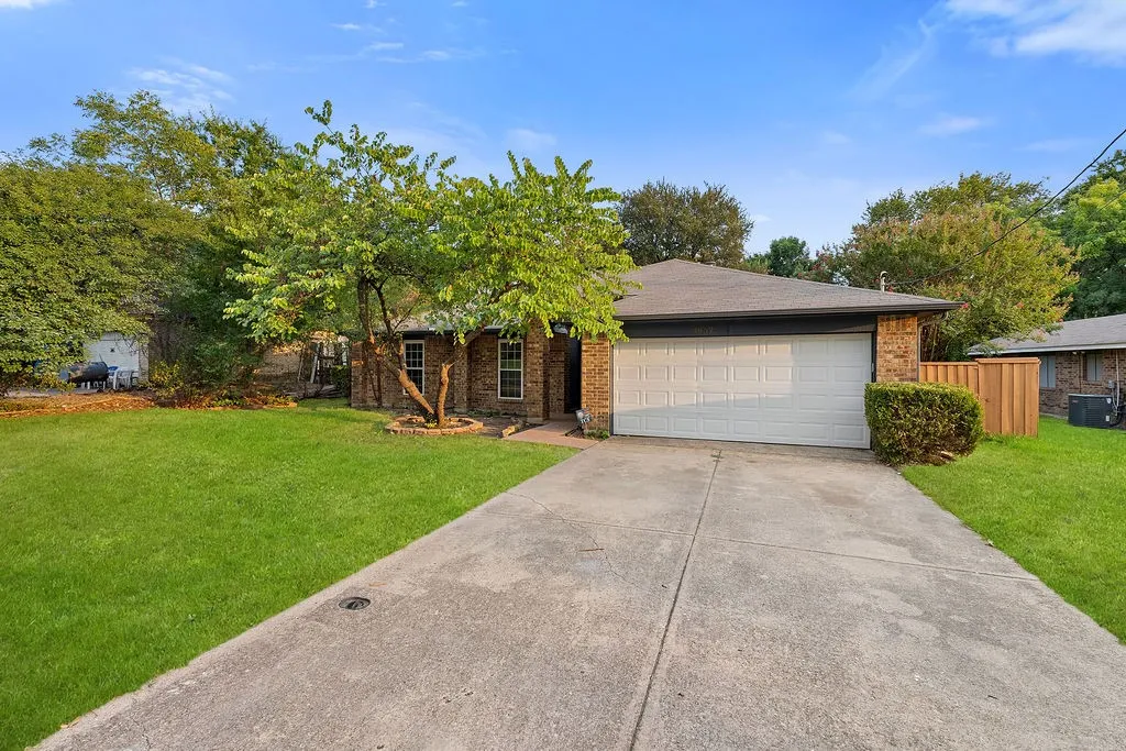 Single Family Residence For Rent in Dallas County , 4952 Hollow Ridge Road, Dallas, Texas 75227, 4 Bedroom, 2 Bathroom, 2 Garage spaces, 1,909 Sqft, built in 1985, mls#21368505, Real Estate Agent in Dallas, Homes For Rent in Dallas county, Homes For Rent in Dallas, Realtor in Dallas Texas, Real Estate Brokerage Independent Realty Texas, Luminita Cordes Realtor