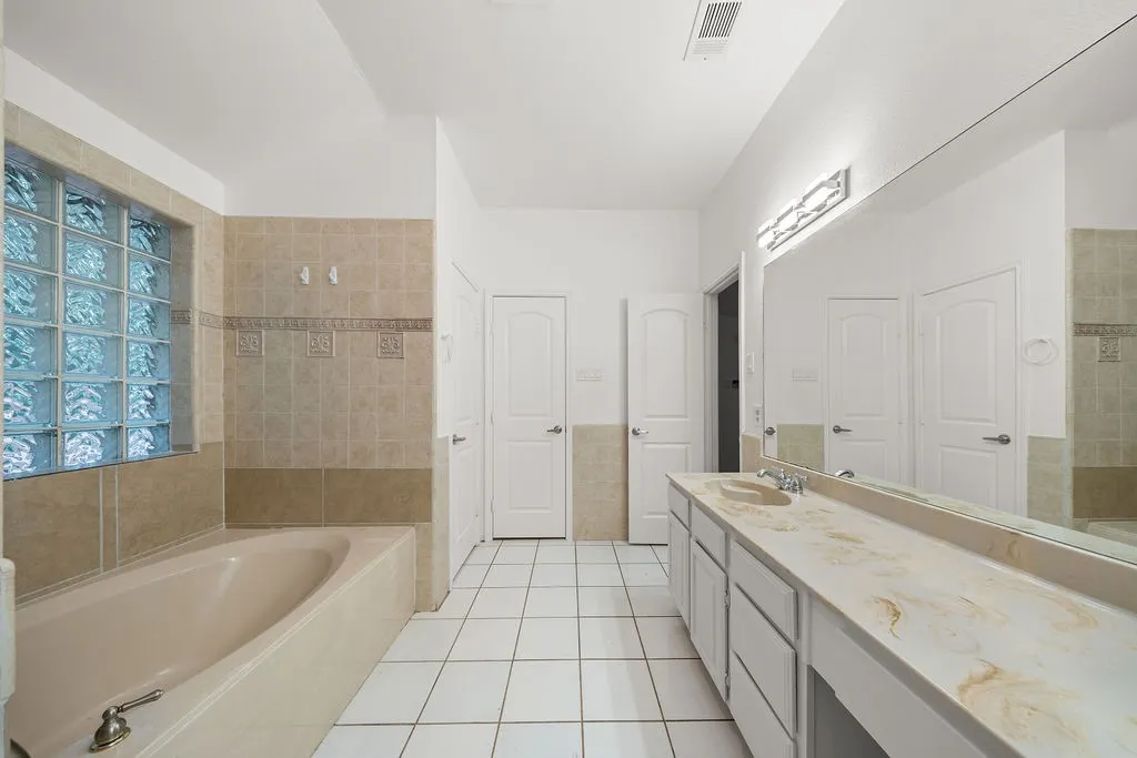 Single Family Residence For Rent in Dallas County , 4952 Hollow Ridge Road, Dallas, Texas 75227, 4 Bedroom, 2 Bathroom, 2 Garage spaces, 1,909 Sqft, built in 1985, mls#21368505, Real Estate Agent in Dallas, Homes For Rent in Dallas county, Homes For Rent in Dallas, Realtor in Dallas Texas, Real Estate Brokerage Independent Realty Texas, Luminita Cordes Realtor