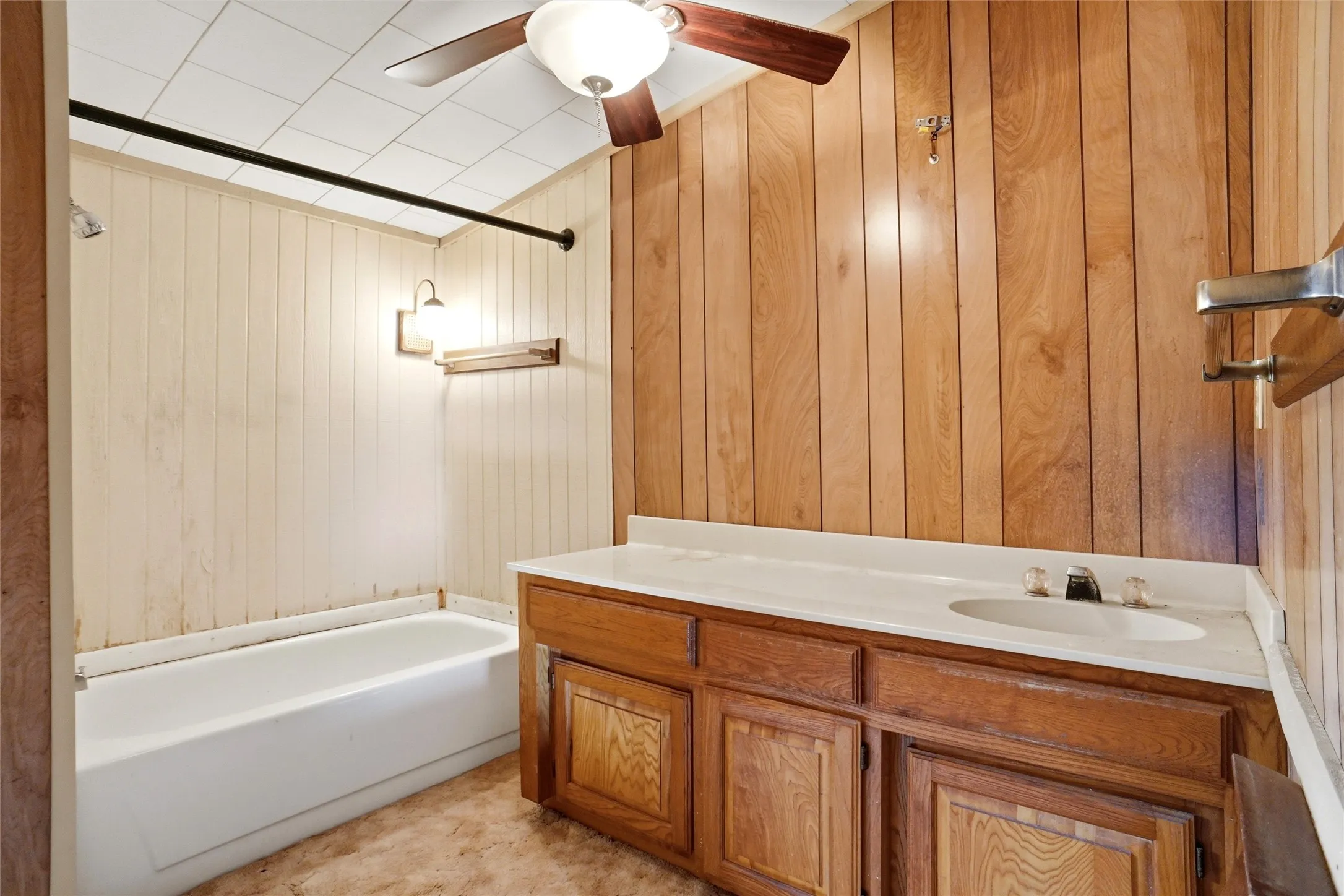Upstairs Full Bathroom