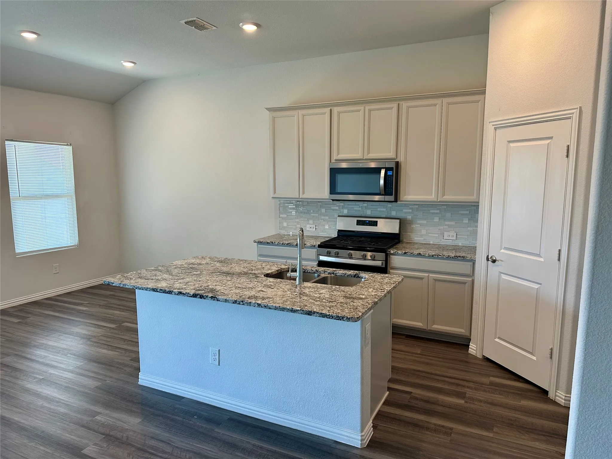 Single Family Residence For Rent in Tarrant County , 10012 Callan Lane, Fort Worth, Texas 76131, 3 Bedroom, 3 Bathroom, 2 Garage spaces, 2,495 Sqft, built in 2020, mls#21370053, Real Estate Agent in Fort Worth, Homes For Rent in Tarrant county, Homes For Rent in Fort Worth, Realtor in Fort Worth Texas, Real Estate Brokerage Independent Realty Texas, Luminita Cordes Realtor