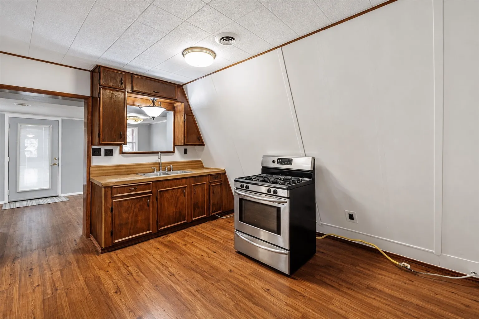 Single Family Residence For Sale in Hunt County , 1921 Lone Eagle Drive, West Tawakoni, Texas 75474, 3 Bedroom, 2 Bathroom, Garage spaces, 1,802 Sqft, built in 1982, mls#21371009, Real Estate Agent in West Tawakoni, Homes For Sale in Hunt county, Homes For Sale in West Tawakoni, Realtor in West Tawakoni Texas, Real Estate Brokerage Independent Realty Texas, Luminita Cordes Realtor