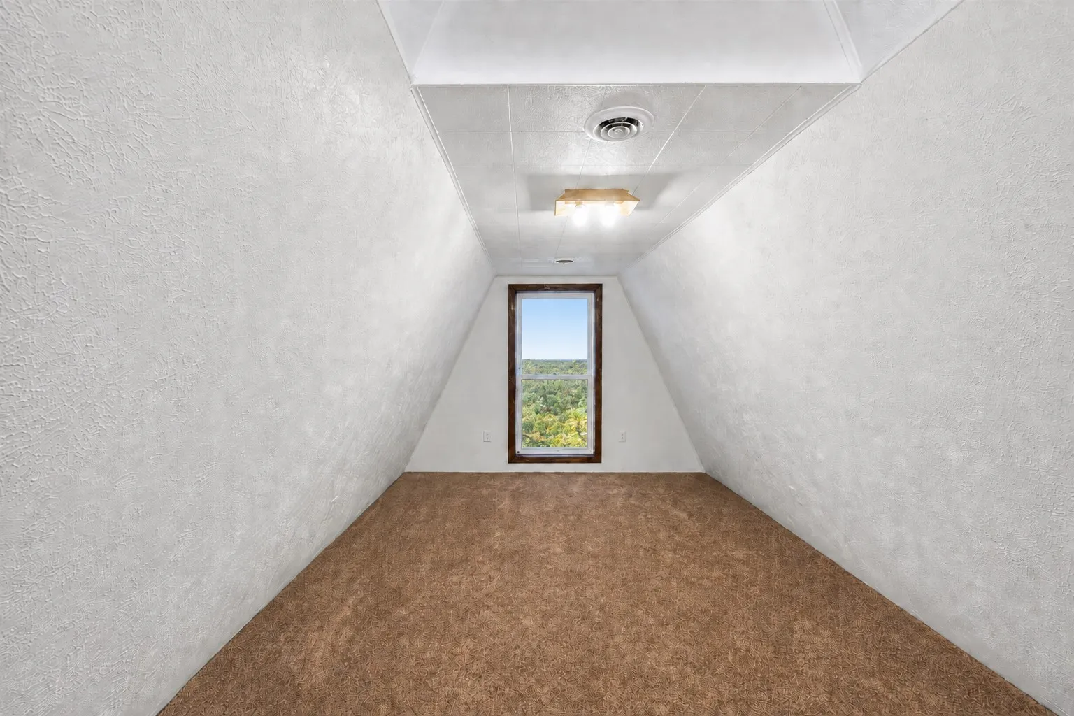 Single Family Residence For Sale in Hunt County , 1921 Lone Eagle Drive, West Tawakoni, Texas 75474, 3 Bedroom, 2 Bathroom, Garage spaces, 1,802 Sqft, built in 1982, mls#21371009, Real Estate Agent in West Tawakoni, Homes For Sale in Hunt county, Homes For Sale in West Tawakoni, Realtor in West Tawakoni Texas, Real Estate Brokerage Independent Realty Texas, Luminita Cordes Realtor