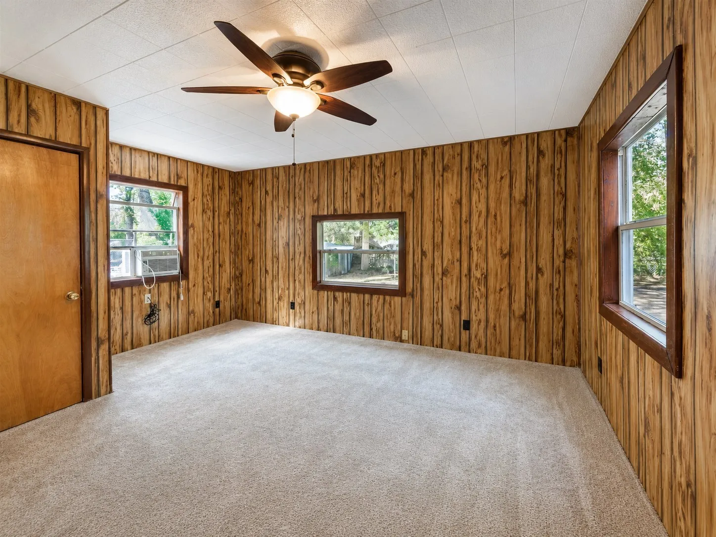 Single Family Residence For Sale in Hunt County , 1921 Lone Eagle Drive, West Tawakoni, Texas 75474, 3 Bedroom, 2 Bathroom, Garage spaces, 1,802 Sqft, built in 1982, mls#21371009, Real Estate Agent in West Tawakoni, Homes For Sale in Hunt county, Homes For Sale in West Tawakoni, Realtor in West Tawakoni Texas, Real Estate Brokerage Independent Realty Texas, Luminita Cordes Realtor