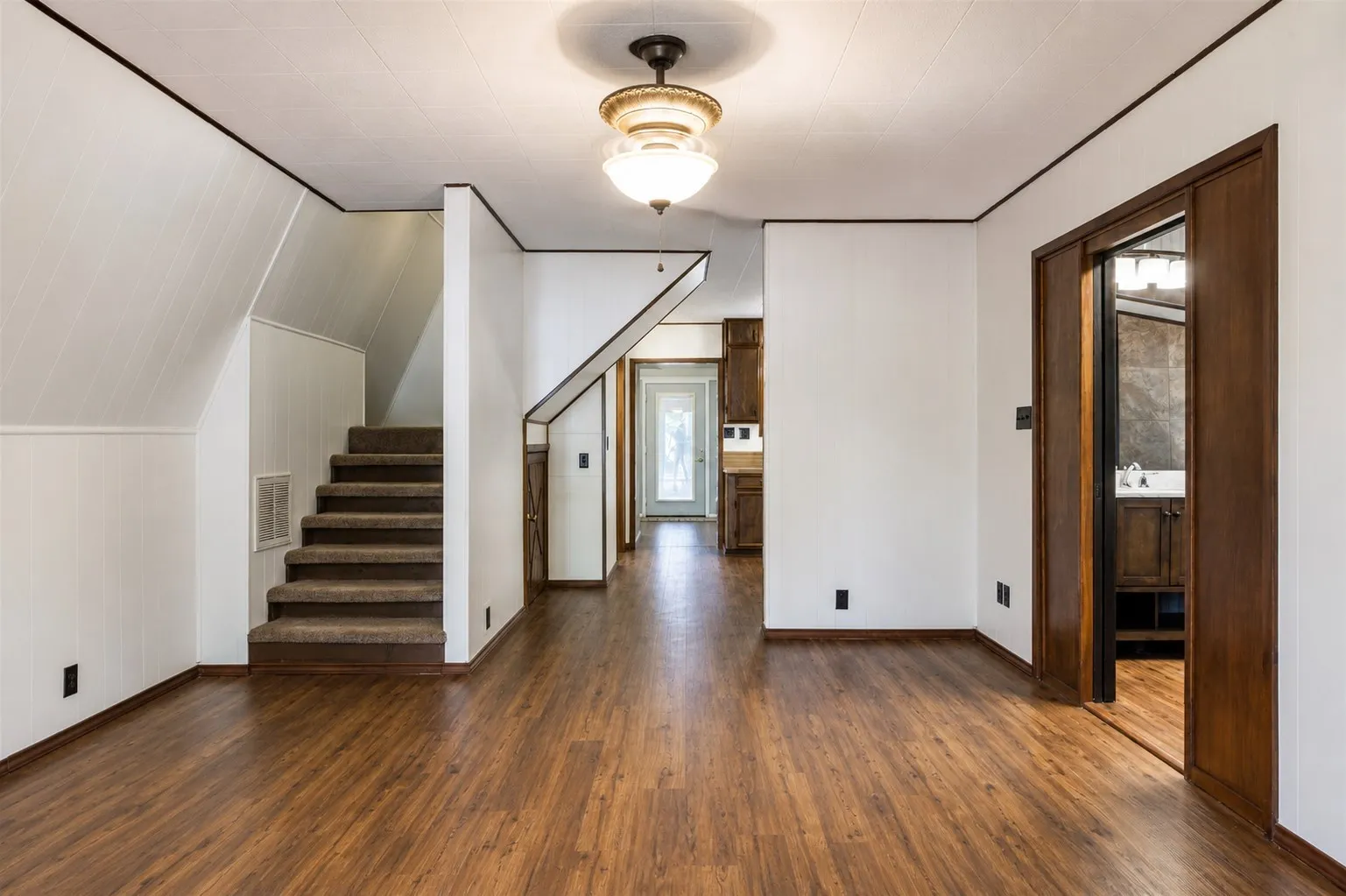 Single Family Residence For Sale in Hunt County , 1921 Lone Eagle Drive, West Tawakoni, Texas 75474, 3 Bedroom, 2 Bathroom, Garage spaces, 1,802 Sqft, built in 1982, mls#21371009, Real Estate Agent in West Tawakoni, Homes For Sale in Hunt county, Homes For Sale in West Tawakoni, Realtor in West Tawakoni Texas, Real Estate Brokerage Independent Realty Texas, Luminita Cordes Realtor