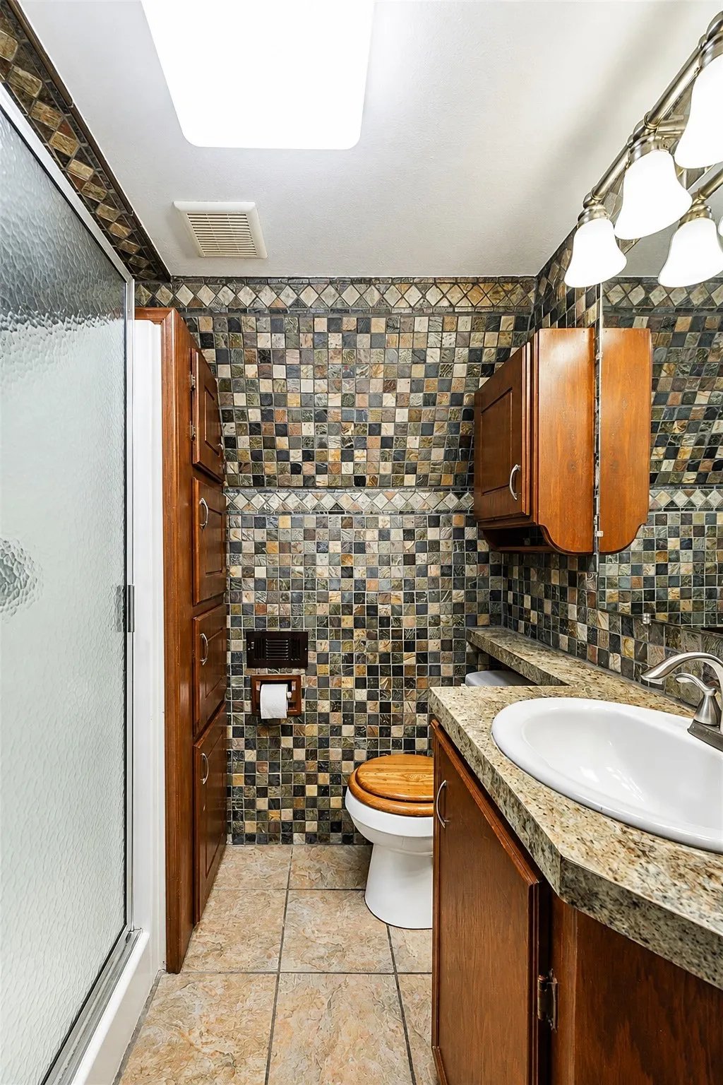 Single Family Residence For Sale in Hunt County , 1921 Lone Eagle Drive, West Tawakoni, Texas 75474, 3 Bedroom, 2 Bathroom, Garage spaces, 1,802 Sqft, built in 1982, mls#21371009, Real Estate Agent in West Tawakoni, Homes For Sale in Hunt county, Homes For Sale in West Tawakoni, Realtor in West Tawakoni Texas, Real Estate Brokerage Independent Realty Texas, Luminita Cordes Realtor