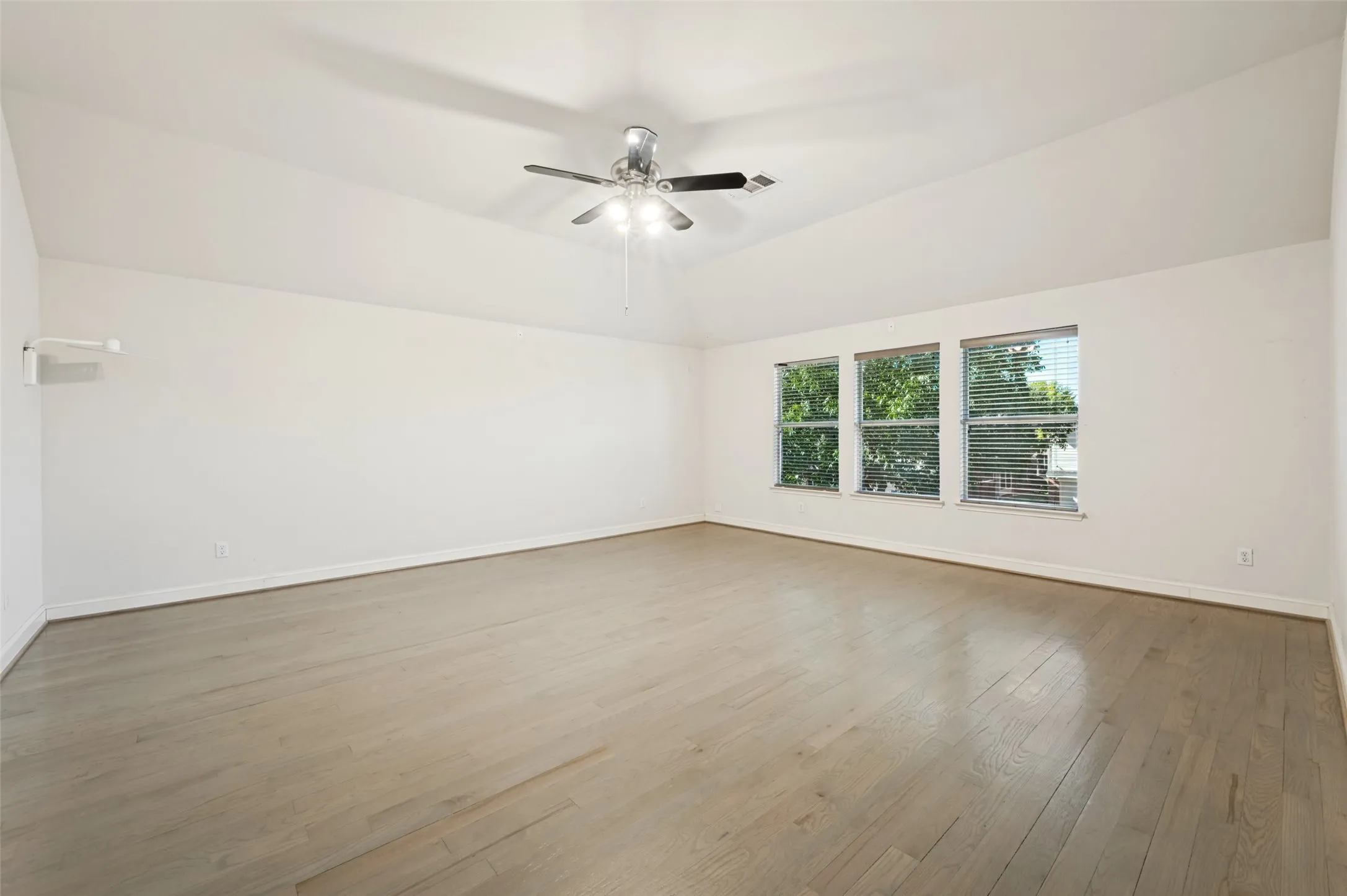 Single Family Residence For Rent in Denton County , 12731 Daimler Drive, Frisco, Texas 75033, 4 Bedroom, 4 Bathroom, 2 Garage spaces, 3,707 Sqft, built in 2002, mls#21370995, Real Estate Agent in Frisco, Homes For Rent in Denton county, Homes For Rent in Frisco, Realtor in Frisco Texas, Real Estate Brokerage Independent Realty Texas, Luminita Cordes Realtor