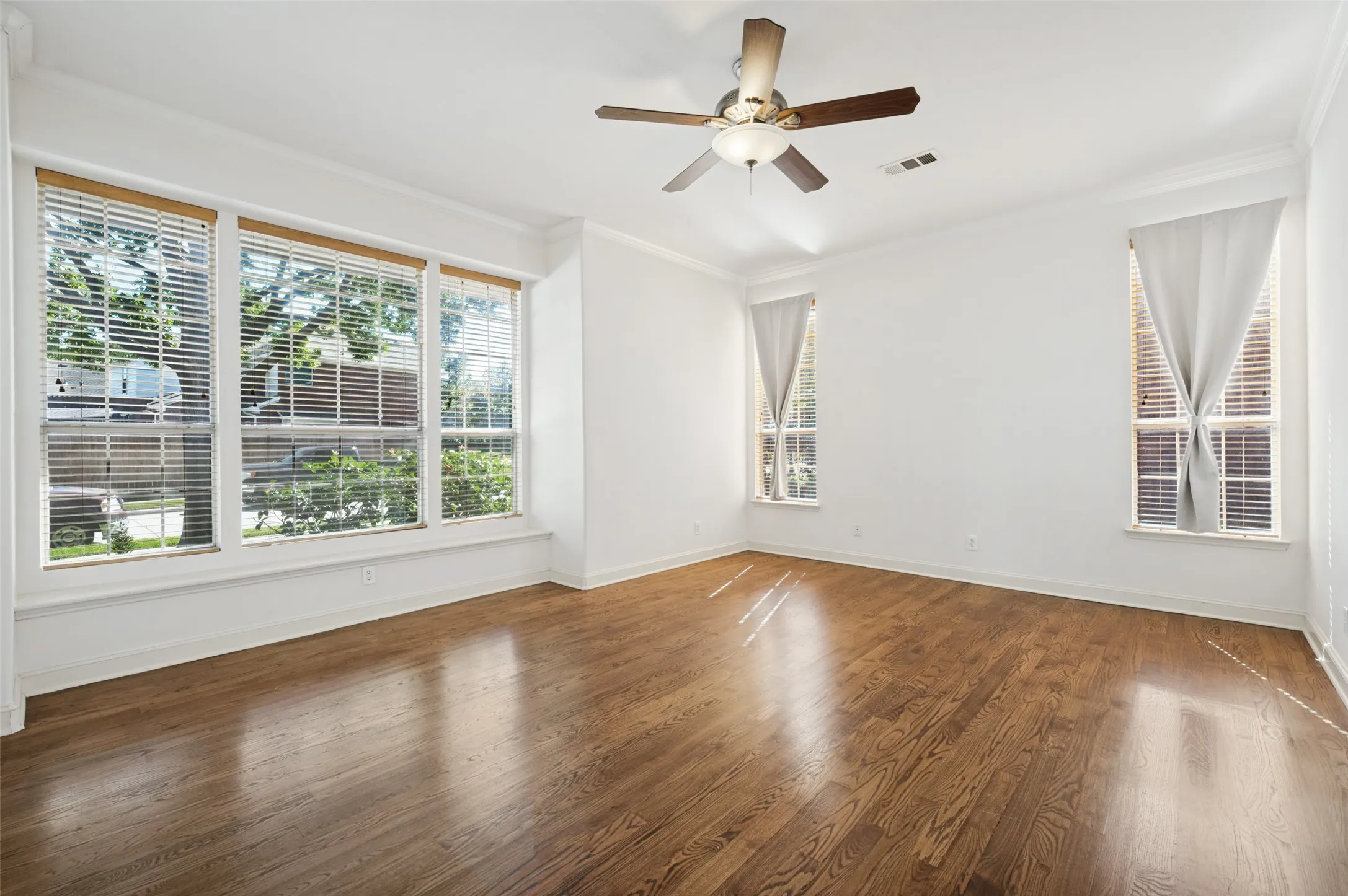 Single Family Residence For Rent in Denton County , 12731 Daimler Drive, Frisco, Texas 75033, 4 Bedroom, 4 Bathroom, 2 Garage spaces, 3,707 Sqft, built in 2002, mls#21370995, Real Estate Agent in Frisco, Homes For Rent in Denton county, Homes For Rent in Frisco, Realtor in Frisco Texas, Real Estate Brokerage Independent Realty Texas, Luminita Cordes Realtor