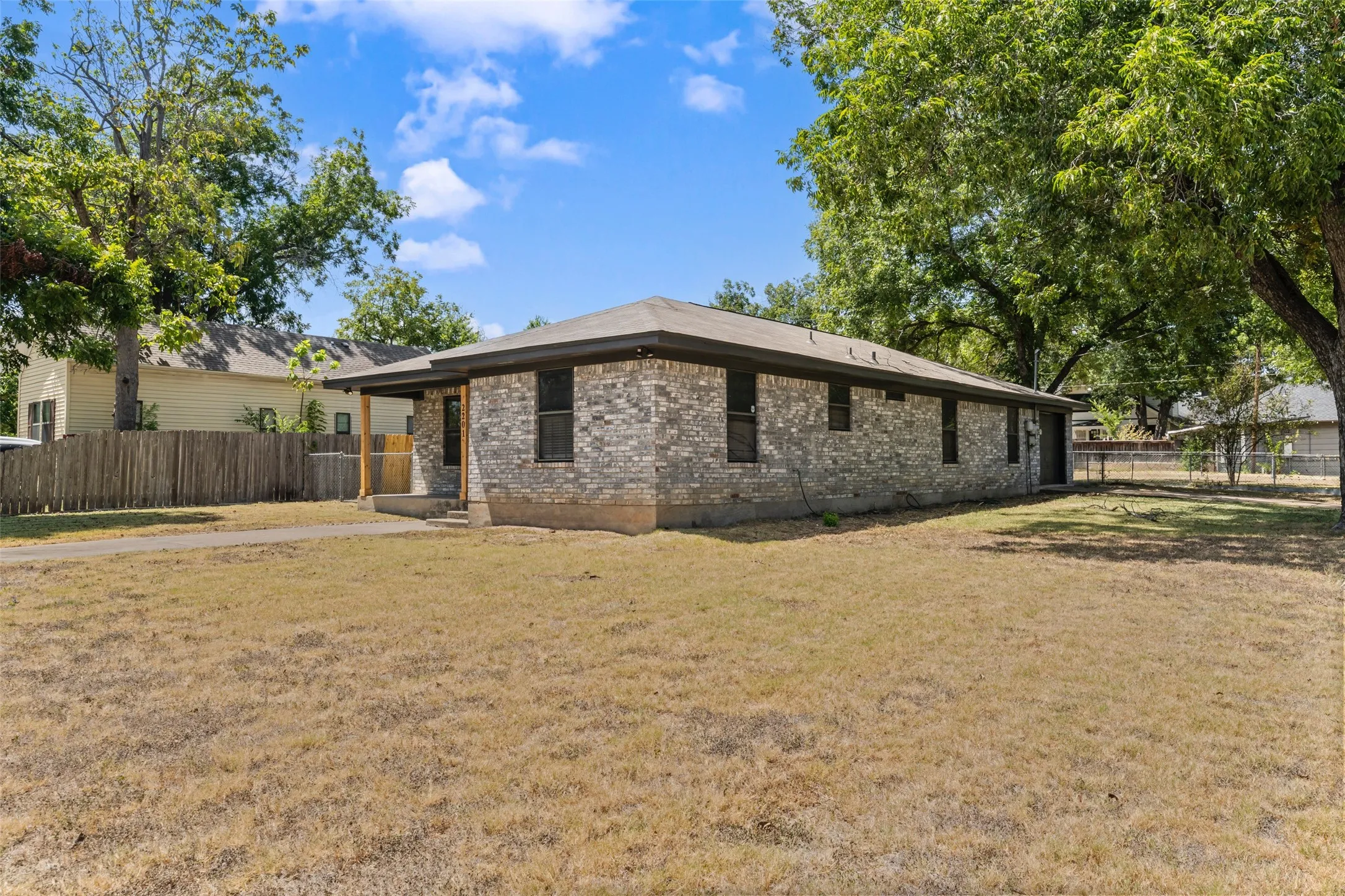 Single Family Residence For Sale in Mc Lennan County , 2201 Ethel Avenue, Waco, Texas 76707, 3 Bedroom, 2 Bathroom, 1 Garage spaces, 1,448 Sqft, built in 2000, mls#21370912, Real Estate Agent in Waco, Homes For Sale in Mc Lennan county, Homes For Sale in Waco, Realtor in Waco Texas, Real Estate Brokerage Independent Realty Texas, Luminita Cordes Realtor