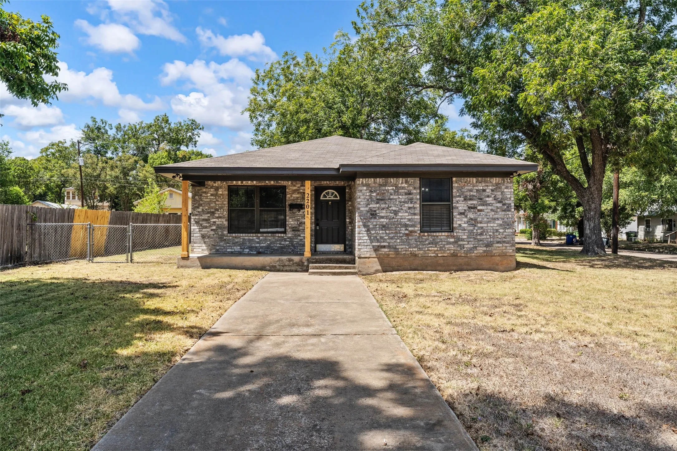 Single Family Residence For Sale in Mc Lennan County , 2201 Ethel Avenue, Waco, Texas 76707, 3 Bedroom, 2 Bathroom, 1 Garage spaces, 1,448 Sqft, built in 2000, mls#21370912, Real Estate Agent in Waco, Homes For Sale in Mc Lennan county, Homes For Sale in Waco, Realtor in Waco Texas, Real Estate Brokerage Independent Realty Texas, Luminita Cordes Realtor