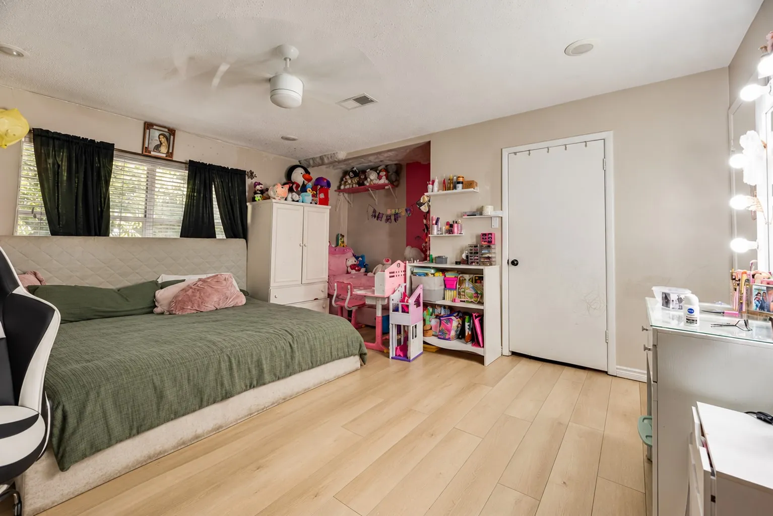 Light wood-finish flooring, ceiling fan, recessed lighting, and a window with blinds