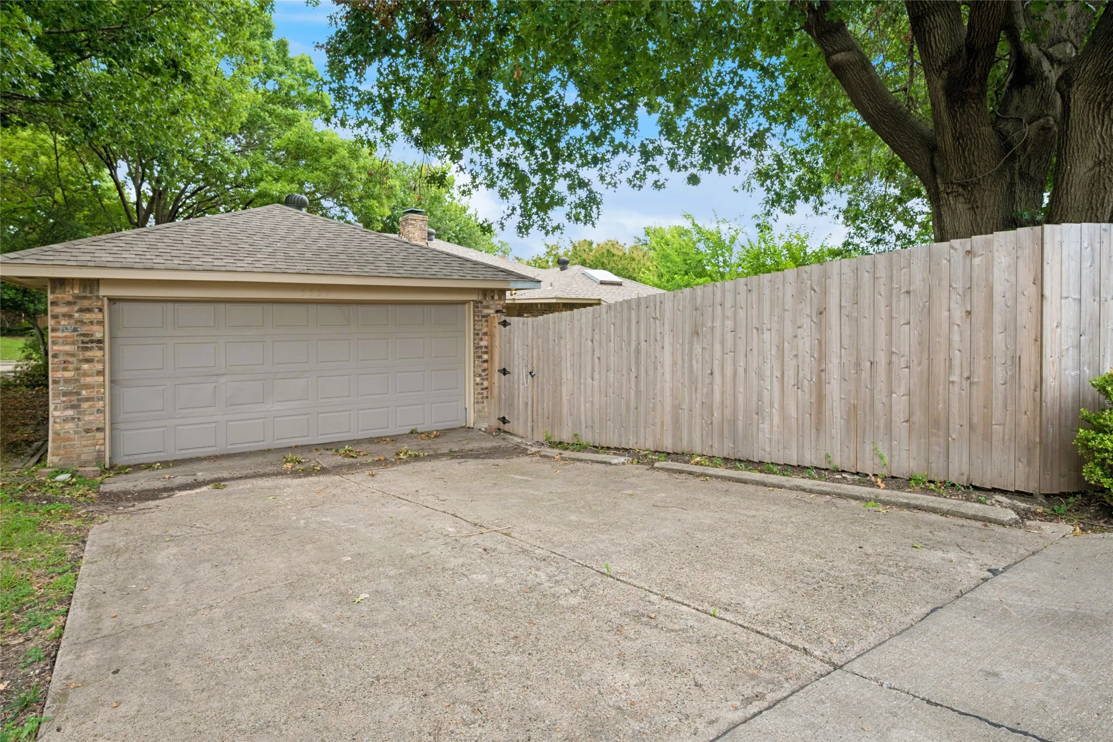 Alley access to 2 car garage