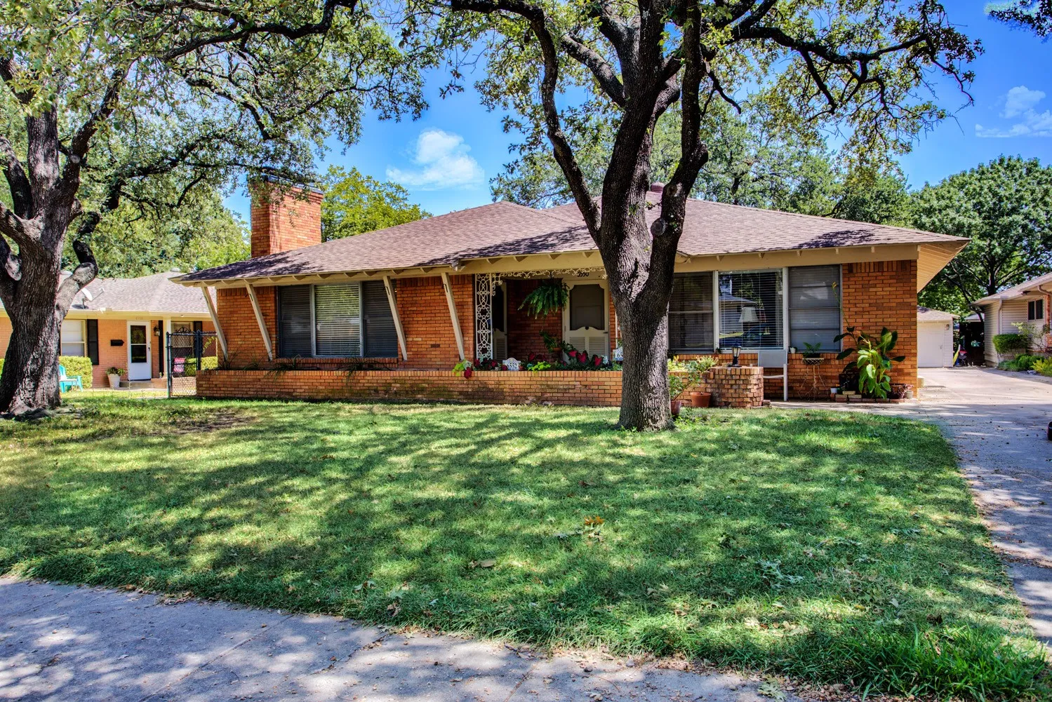 Duplex For Rent in Dallas County , 6552 Saint Moritz Avenue, Dallas, Texas 75214, 2 Bedroom, 1 Bathroom, 1 Garage spaces, 0 Sqft, built in 1954, mls#21358929, Real Estate Agent in Dallas, Homes For Rent in Dallas county, Homes For Rent in Dallas, Realtor in Dallas Texas, Real Estate Brokerage Independent Realty Texas, Luminita Cordes Realtor