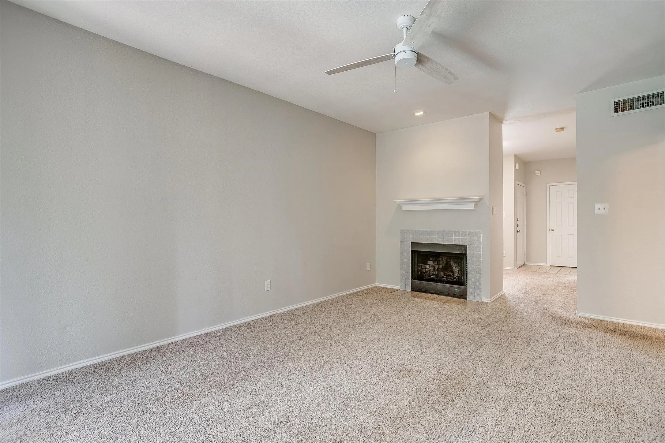 Condominium For Rent in Tarrant County , 3212 Donnelly Circle 502, Fort Worth, Texas 76107, 2 Bedroom, 2 Bathroom, Garage spaces, 1,069 Sqft, built in 1984, mls#21366579, Real Estate Agent in Fort Worth, Homes For Rent in Tarrant county, Homes For Rent in Fort Worth, Realtor in Fort Worth Texas, Real Estate Brokerage Independent Realty Texas, Luminita Cordes Realtor