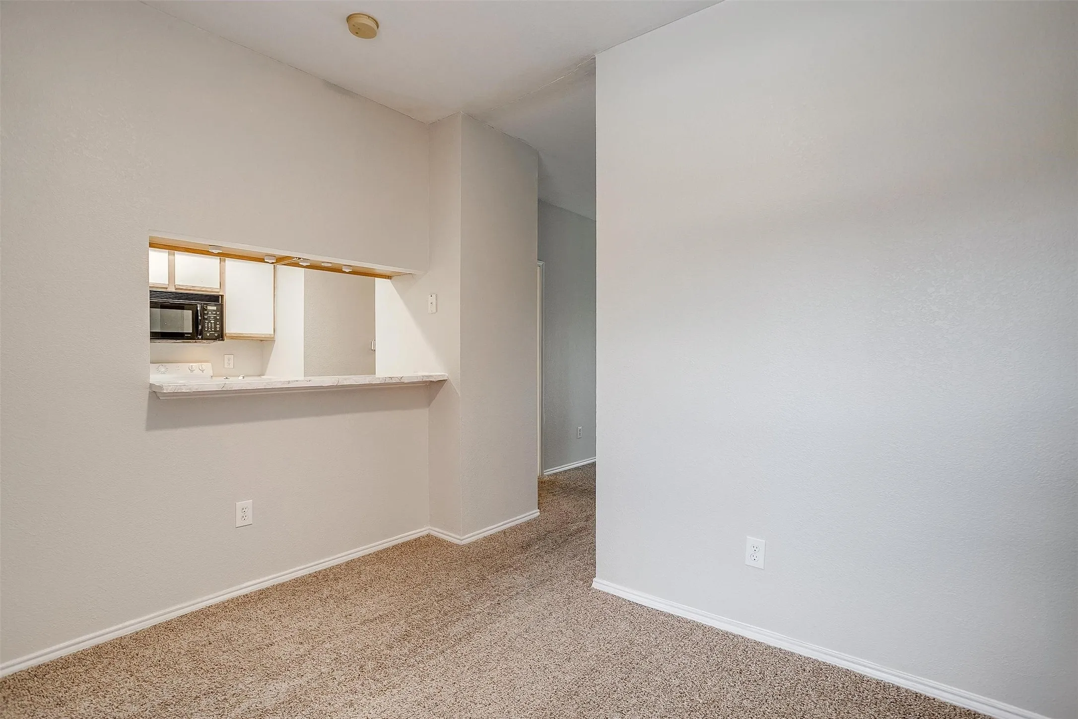 Condominium For Rent in Tarrant County , 3212 Donnelly Circle 502, Fort Worth, Texas 76107, 2 Bedroom, 2 Bathroom, Garage spaces, 1,069 Sqft, built in 1984, mls#21366579, Real Estate Agent in Fort Worth, Homes For Rent in Tarrant county, Homes For Rent in Fort Worth, Realtor in Fort Worth Texas, Real Estate Brokerage Independent Realty Texas, Luminita Cordes Realtor