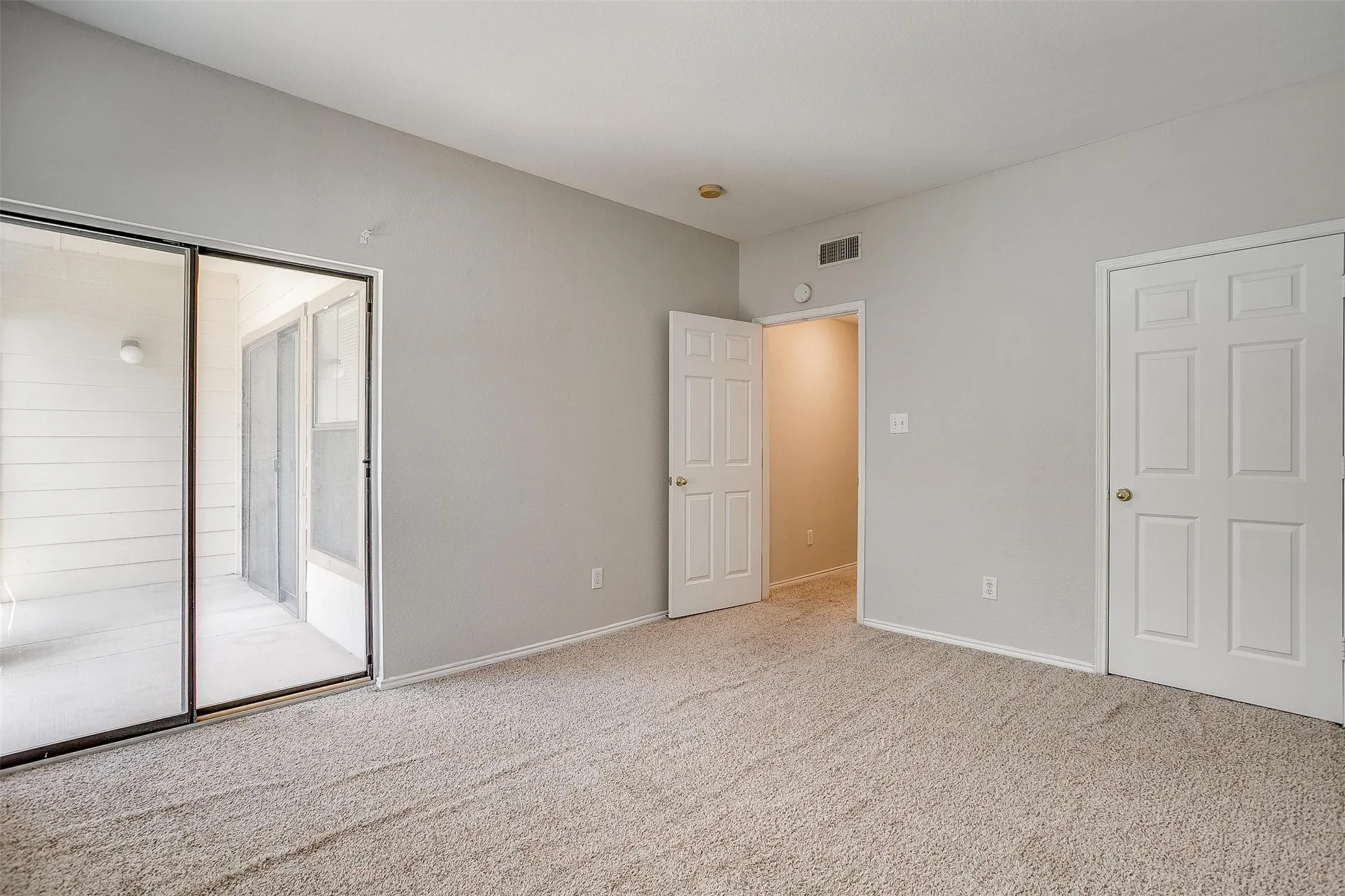 Condominium For Rent in Tarrant County , 3212 Donnelly Circle 502, Fort Worth, Texas 76107, 2 Bedroom, 2 Bathroom, Garage spaces, 1,069 Sqft, built in 1984, mls#21366579, Real Estate Agent in Fort Worth, Homes For Rent in Tarrant county, Homes For Rent in Fort Worth, Realtor in Fort Worth Texas, Real Estate Brokerage Independent Realty Texas, Luminita Cordes Realtor