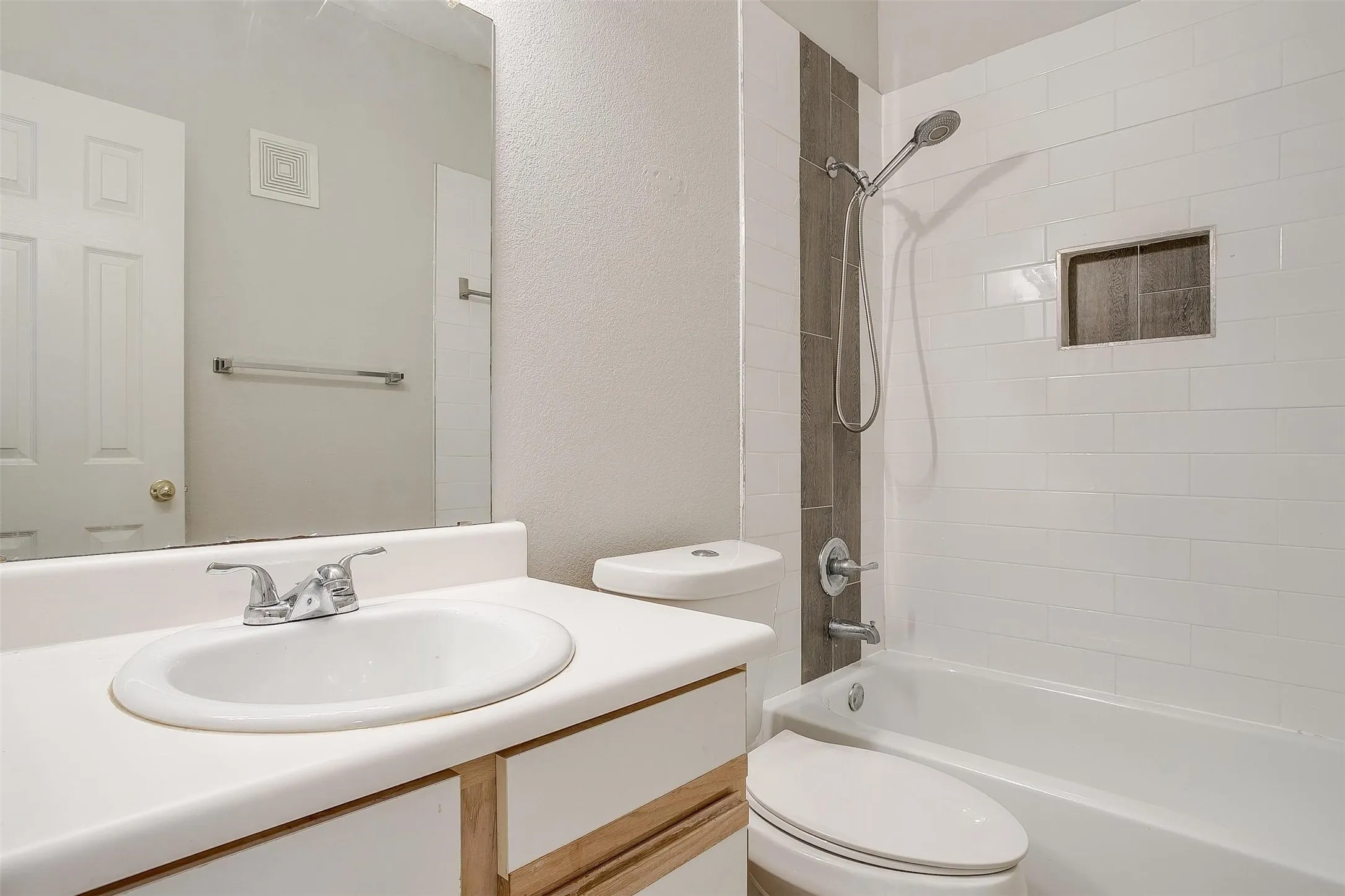 Condominium For Rent in Tarrant County , 3212 Donnelly Circle 502, Fort Worth, Texas 76107, 2 Bedroom, 2 Bathroom, Garage spaces, 1,069 Sqft, built in 1984, mls#21366579, Real Estate Agent in Fort Worth, Homes For Rent in Tarrant county, Homes For Rent in Fort Worth, Realtor in Fort Worth Texas, Real Estate Brokerage Independent Realty Texas, Luminita Cordes Realtor