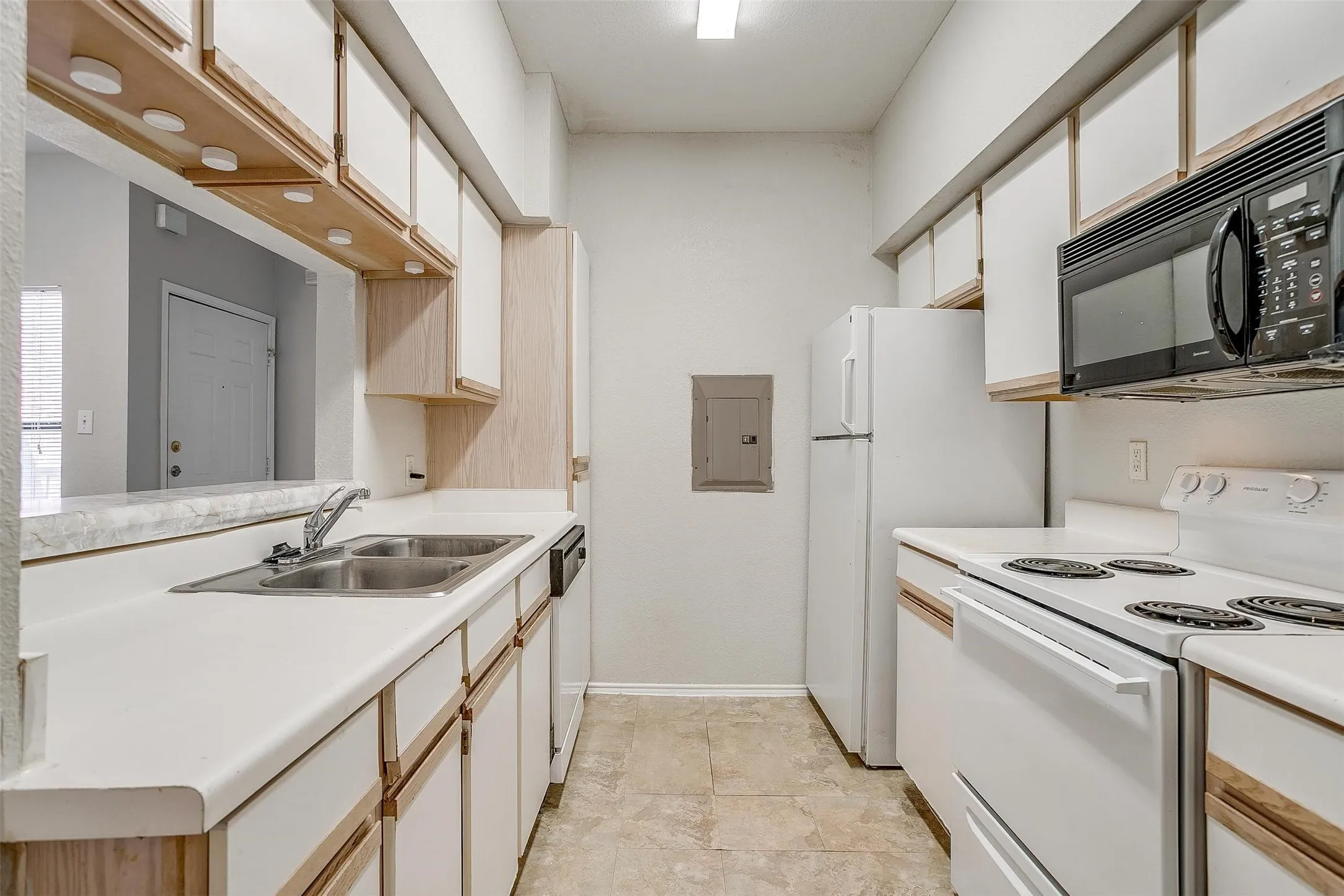 Condominium For Rent in Tarrant County , 3212 Donnelly Circle 502, Fort Worth, Texas 76107, 2 Bedroom, 2 Bathroom, Garage spaces, 1,069 Sqft, built in 1984, mls#21366579, Real Estate Agent in Fort Worth, Homes For Rent in Tarrant county, Homes For Rent in Fort Worth, Realtor in Fort Worth Texas, Real Estate Brokerage Independent Realty Texas, Luminita Cordes Realtor