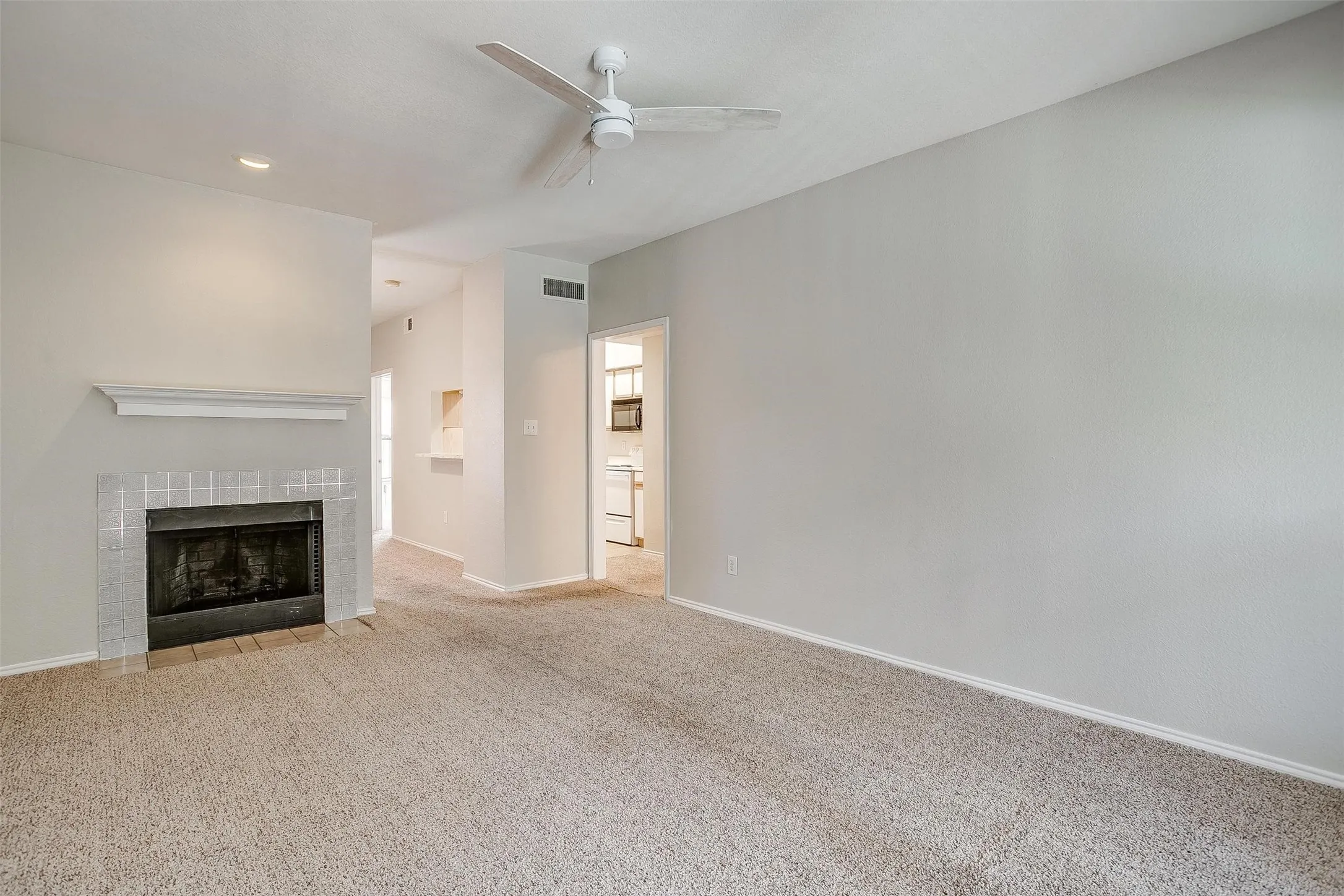Condominium For Rent in Tarrant County , 3212 Donnelly Circle 502, Fort Worth, Texas 76107, 2 Bedroom, 2 Bathroom, Garage spaces, 1,069 Sqft, built in 1984, mls#21366579, Real Estate Agent in Fort Worth, Homes For Rent in Tarrant county, Homes For Rent in Fort Worth, Realtor in Fort Worth Texas, Real Estate Brokerage Independent Realty Texas, Luminita Cordes Realtor