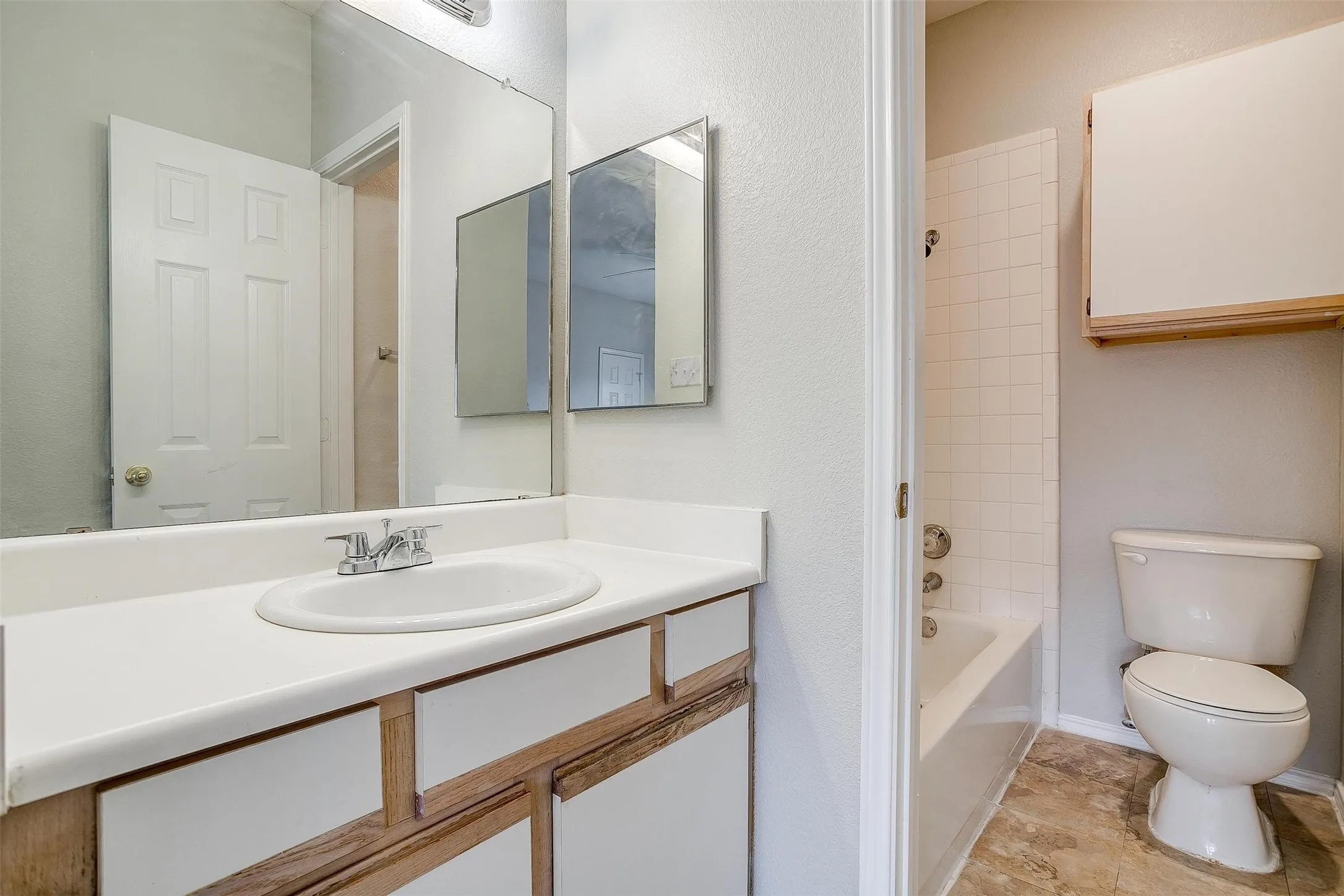 Condominium For Rent in Tarrant County , 3212 Donnelly Circle 502, Fort Worth, Texas 76107, 2 Bedroom, 2 Bathroom, Garage spaces, 1,069 Sqft, built in 1984, mls#21366579, Real Estate Agent in Fort Worth, Homes For Rent in Tarrant county, Homes For Rent in Fort Worth, Realtor in Fort Worth Texas, Real Estate Brokerage Independent Realty Texas, Luminita Cordes Realtor
