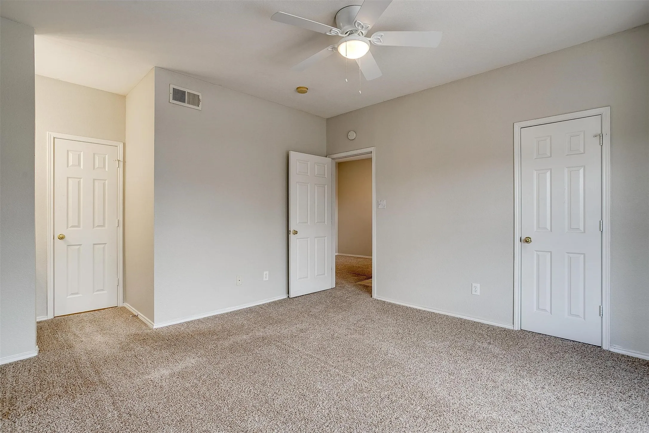 Condominium For Rent in Tarrant County , 3212 Donnelly Circle 502, Fort Worth, Texas 76107, 2 Bedroom, 2 Bathroom, Garage spaces, 1,069 Sqft, built in 1984, mls#21366579, Real Estate Agent in Fort Worth, Homes For Rent in Tarrant county, Homes For Rent in Fort Worth, Realtor in Fort Worth Texas, Real Estate Brokerage Independent Realty Texas, Luminita Cordes Realtor