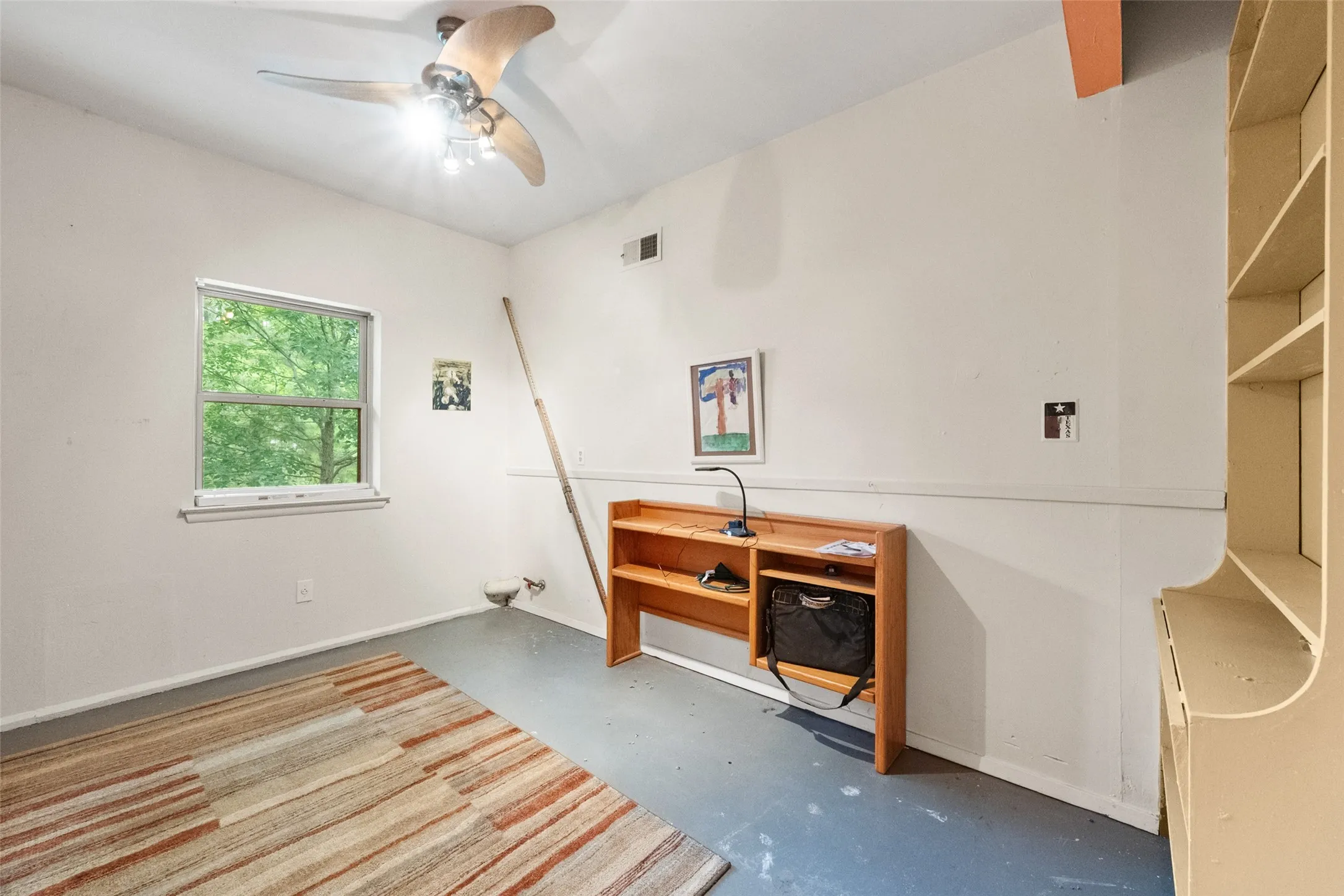 Don't miss the climate controlled bonus room off the garage.....would make a great hobby room or office area.