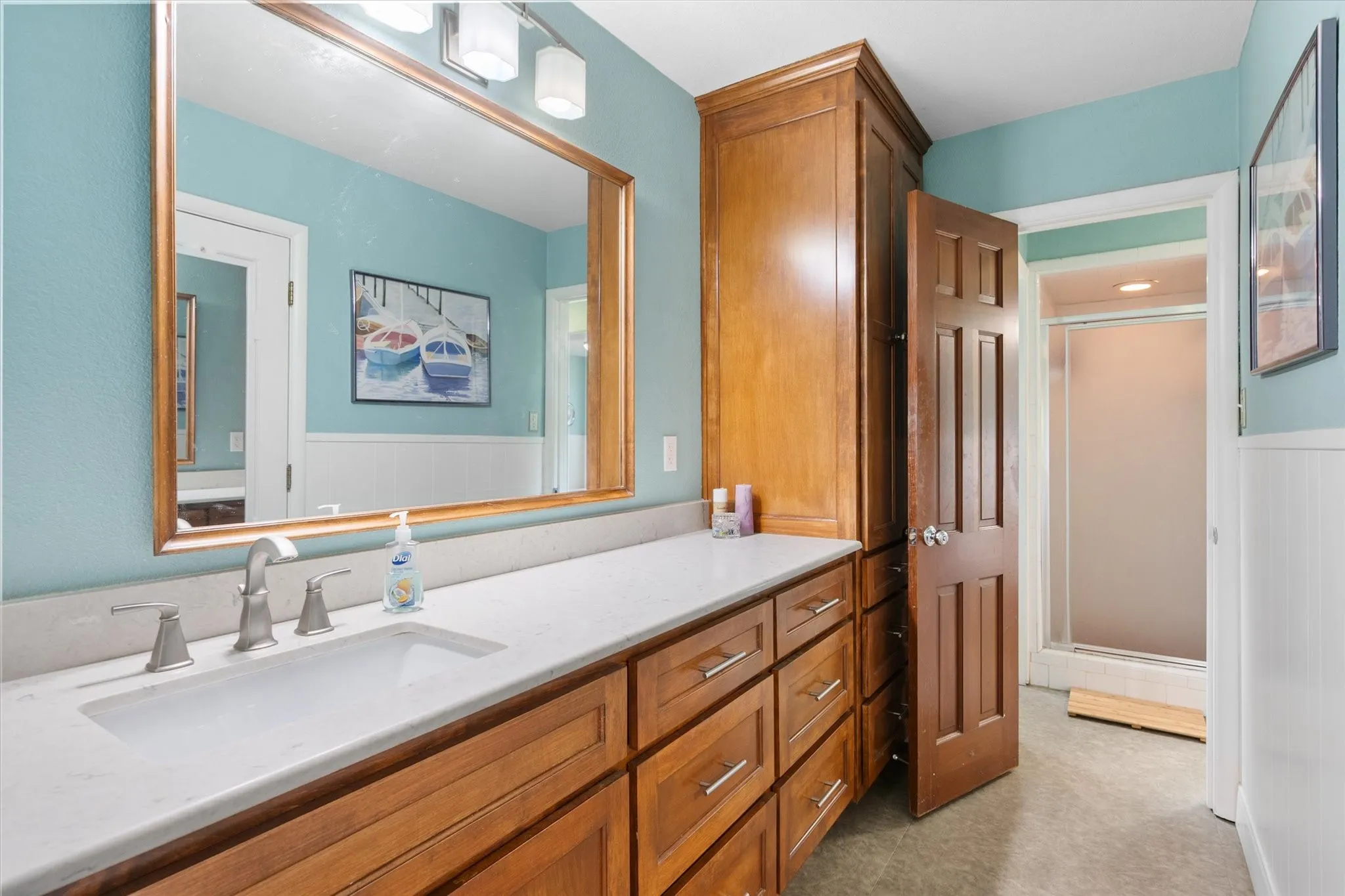 Extended vanity with a rectangular undermount sink, quartz countertops in primary bathroom.