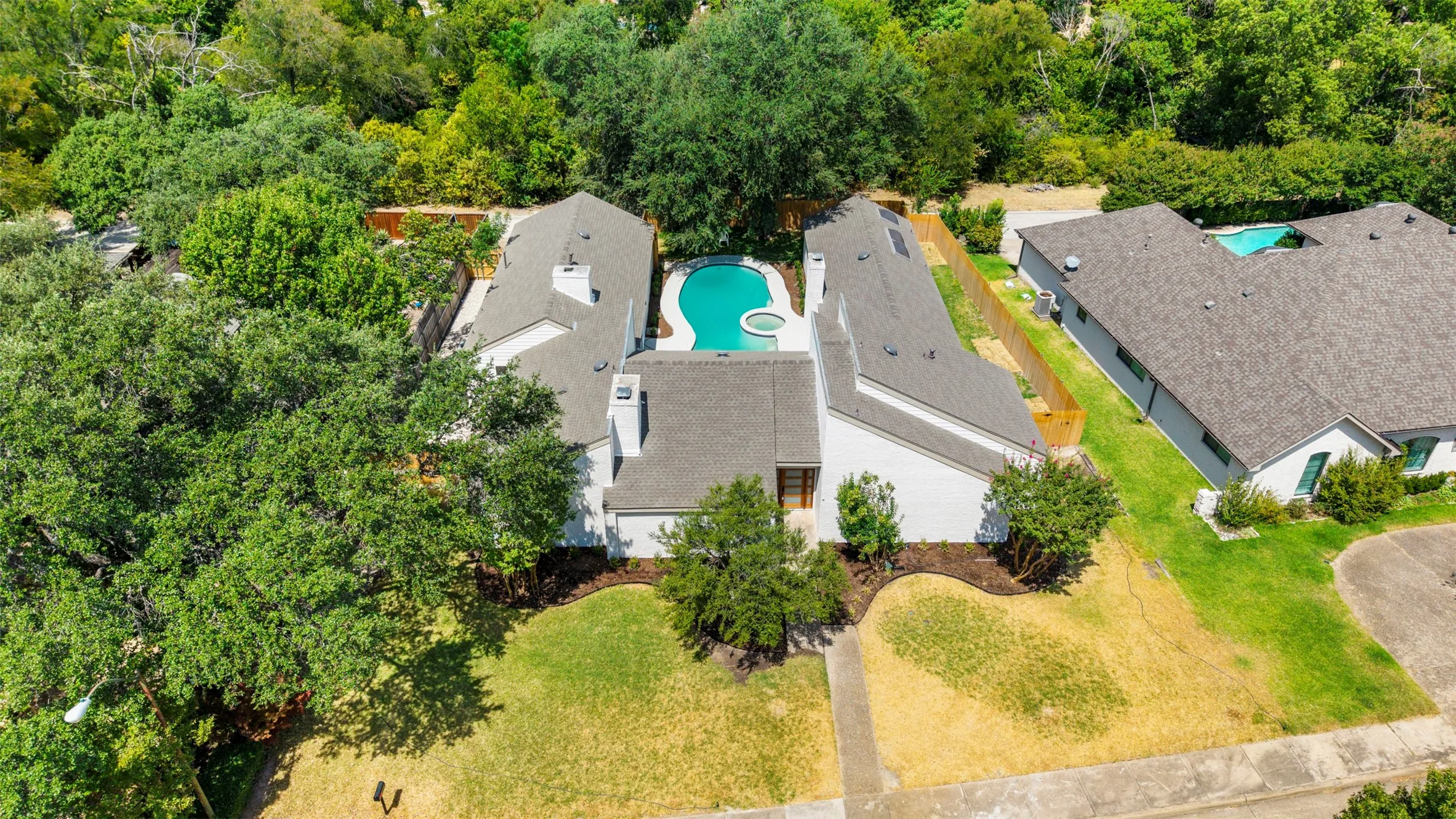 Single Family Residence For Sale in Dallas County , 17133 Earthwind Drive, Dallas, Texas 75248, 4 Bedroom, 5 Bathroom, 2 Garage spaces, 3,433 Sqft, built in 1977, mls#21359166, Real Estate Agent in Dallas, Homes For Sale in Dallas county, Homes For Sale in Dallas, Realtor in Dallas Texas, Real Estate Brokerage Independent Realty Texas, Luminita Cordes Realtor