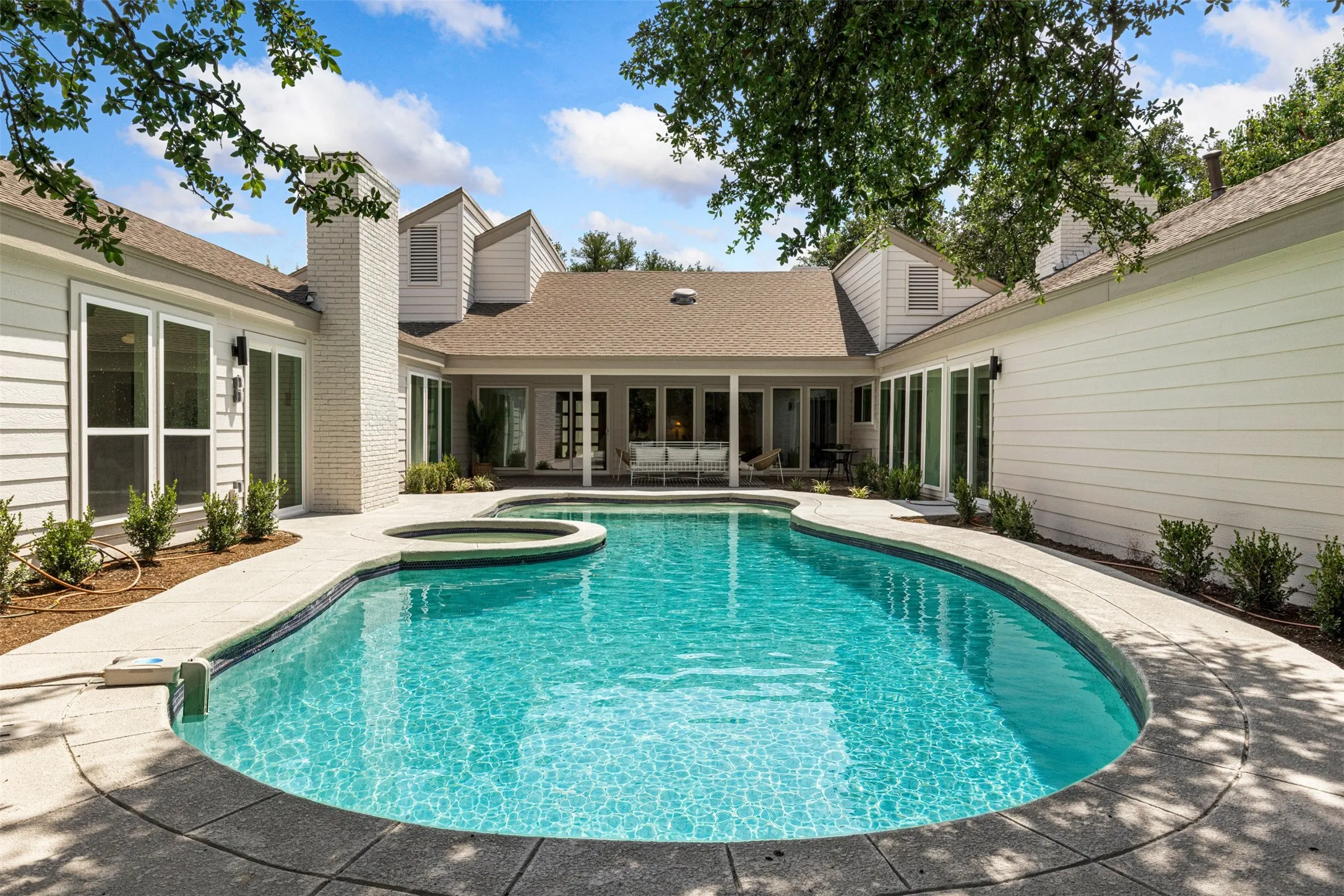 Single Family Residence For Sale in Dallas County , 17133 Earthwind Drive, Dallas, Texas 75248, 4 Bedroom, 5 Bathroom, 2 Garage spaces, 3,433 Sqft, built in 1977, mls#21359166, Real Estate Agent in Dallas, Homes For Sale in Dallas county, Homes For Sale in Dallas, Realtor in Dallas Texas, Real Estate Brokerage Independent Realty Texas, Luminita Cordes Realtor
