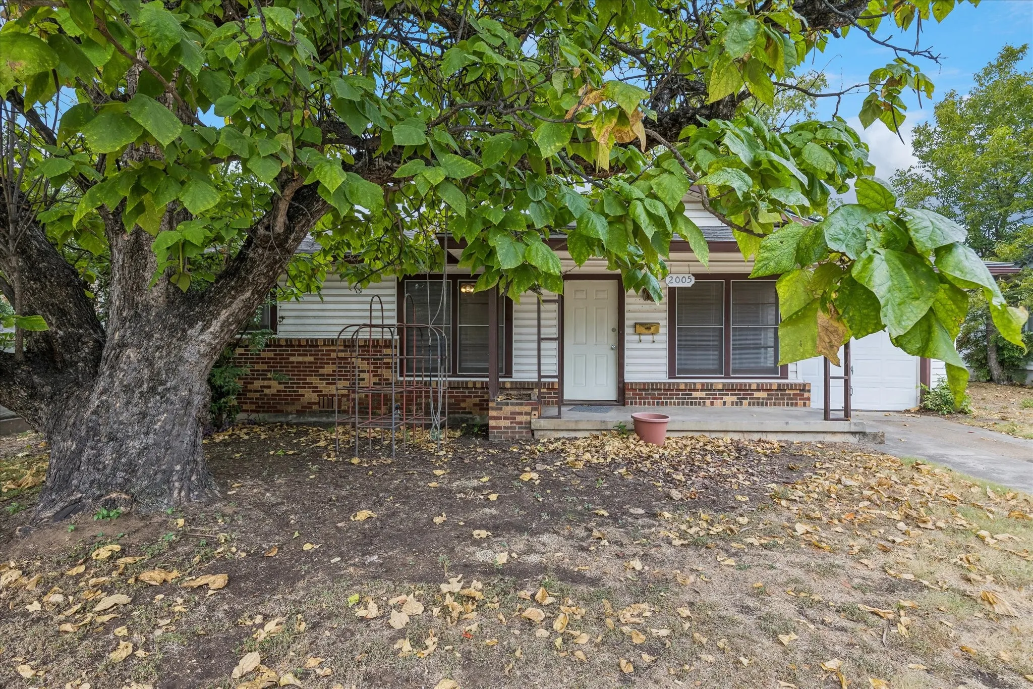 Single Family Residence For Sale in Tarrant County , 2005 Haltom Road, Haltom City, Texas 76117, 3 Bedroom, 2 Bathroom, 1 Garage spaces, 1,140 Sqft, built in 1956, mls#21368295, Real Estate Agent in Haltom City, Homes For Sale in Tarrant county, Homes For Sale in Haltom City, Realtor in Haltom City Texas, Real Estate Brokerage Independent Realty Texas, Luminita Cordes Realtor