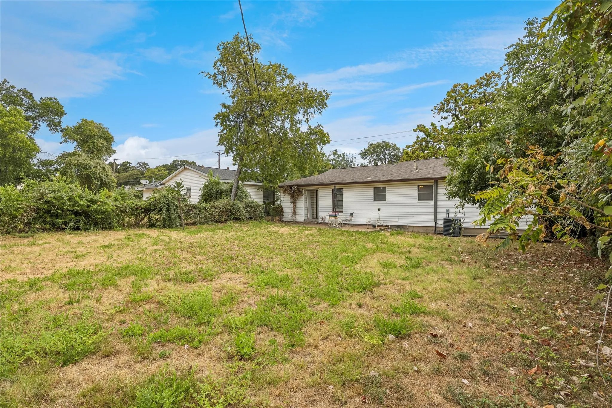 Single Family Residence For Sale in Tarrant County , 2005 Haltom Road, Haltom City, Texas 76117, 3 Bedroom, 2 Bathroom, 1 Garage spaces, 1,140 Sqft, built in 1956, mls#21368295, Real Estate Agent in Haltom City, Homes For Sale in Tarrant county, Homes For Sale in Haltom City, Realtor in Haltom City Texas, Real Estate Brokerage Independent Realty Texas, Luminita Cordes Realtor