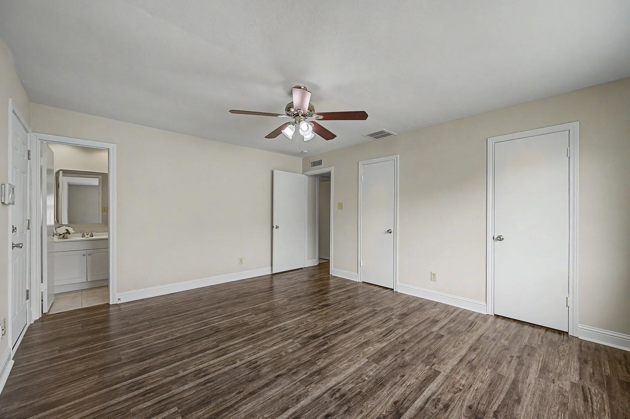 Ensuite bathroom and great wall space for large dresser and mounted TV.