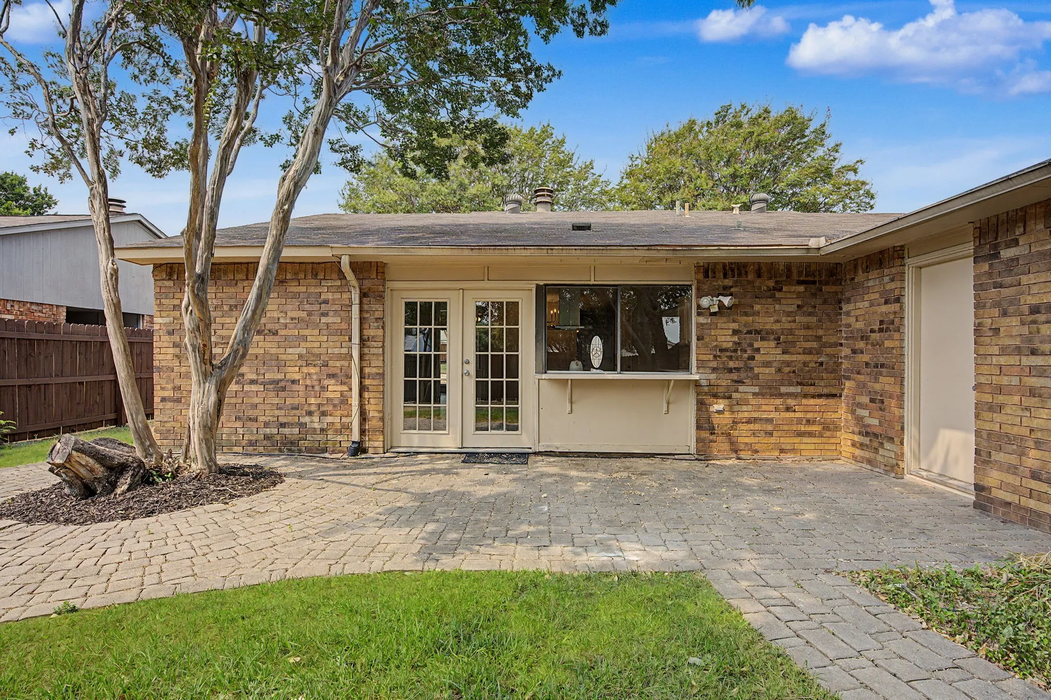 Such a great outdoor space! Large cobblestone patio perfect for entertaining! Outdoor serving window and bar pefect for BBQ's.