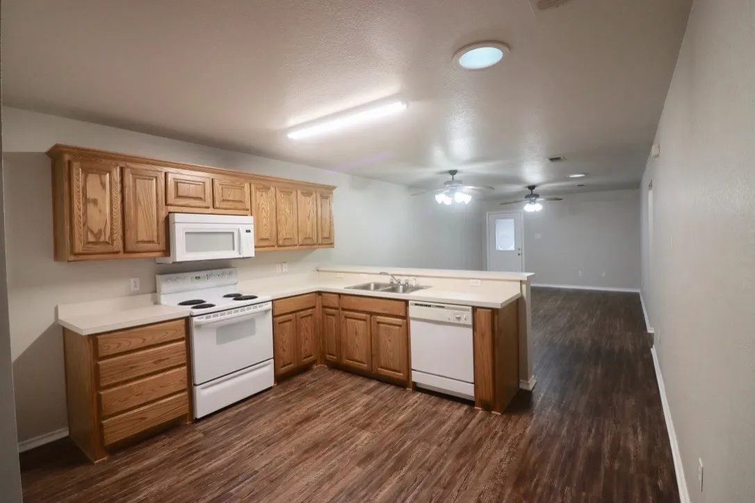 Duplex For Rent in Parker County , 1124 W Spring Street, Weatherford, Texas 76086, 3 Bedroom, 2 Bathroom, 2 Garage spaces, 1,080 Sqft, built in 2002, mls#21371036, Real Estate Agent in Weatherford, Homes For Rent in Parker county, Homes For Rent in Weatherford, Realtor in Weatherford Texas, Real Estate Brokerage Independent Realty Texas, Luminita Cordes Realtor