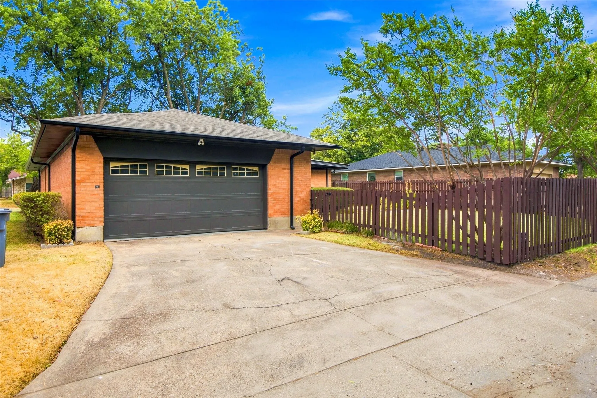 Single Family Residence For Sale in Dallas County , 5826 Enchanted Lane, Dallas, Texas 75227, 3 Bedroom, 3 Bathroom, 2 Garage spaces, 1,670 Sqft, built in 1965, mls#21369809, Real Estate Agent in Dallas, Homes For Sale in Dallas county, Homes For Sale in Dallas, Realtor in Dallas Texas, Real Estate Brokerage Independent Realty Texas, Luminita Cordes Realtor
