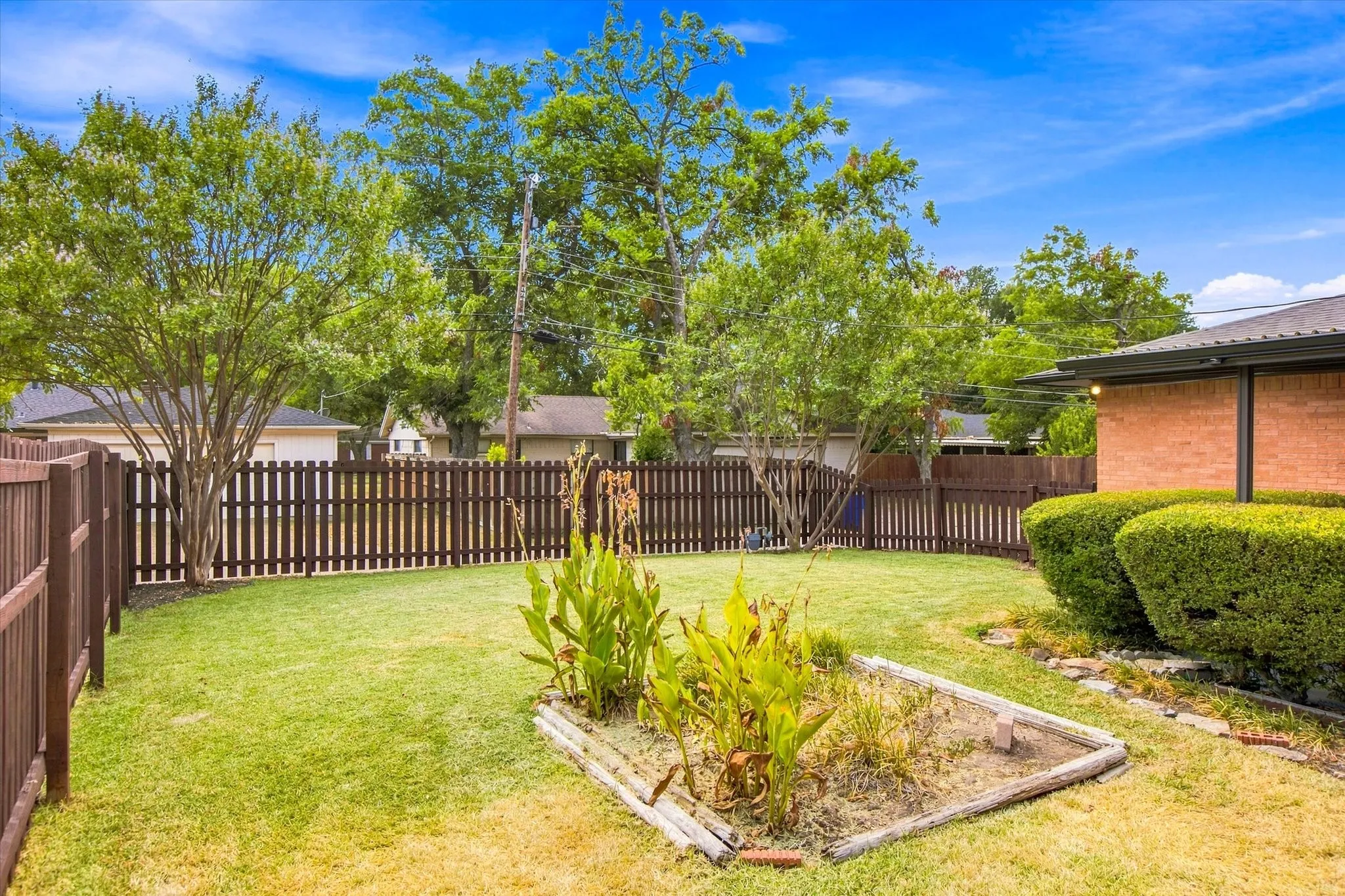 Single Family Residence For Sale in Dallas County , 5826 Enchanted Lane, Dallas, Texas 75227, 3 Bedroom, 3 Bathroom, 2 Garage spaces, 1,670 Sqft, built in 1965, mls#21369809, Real Estate Agent in Dallas, Homes For Sale in Dallas county, Homes For Sale in Dallas, Realtor in Dallas Texas, Real Estate Brokerage Independent Realty Texas, Luminita Cordes Realtor