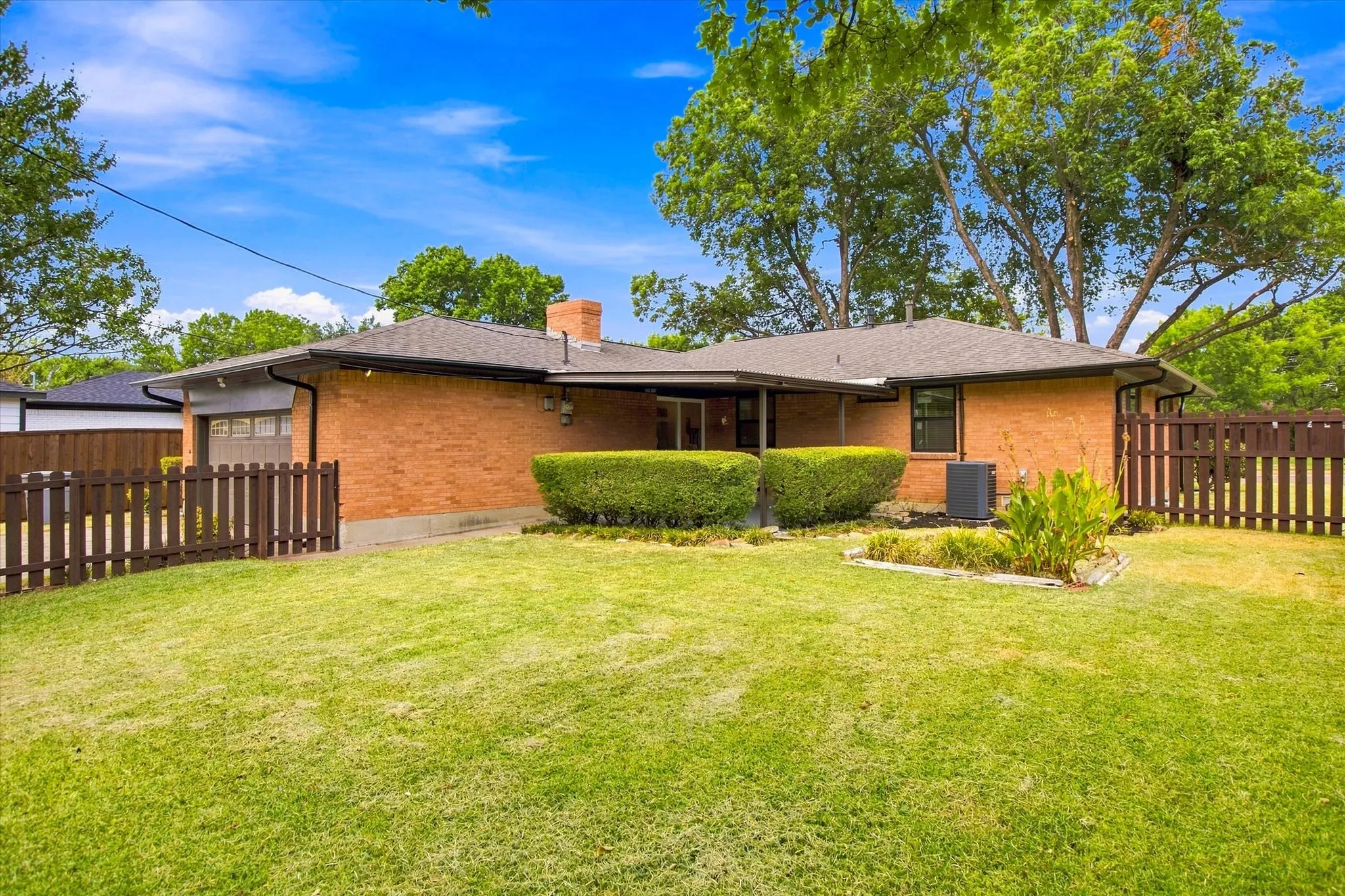 Single Family Residence For Sale in Dallas County , 5826 Enchanted Lane, Dallas, Texas 75227, 3 Bedroom, 3 Bathroom, 2 Garage spaces, 1,670 Sqft, built in 1965, mls#21369809, Real Estate Agent in Dallas, Homes For Sale in Dallas county, Homes For Sale in Dallas, Realtor in Dallas Texas, Real Estate Brokerage Independent Realty Texas, Luminita Cordes Realtor
