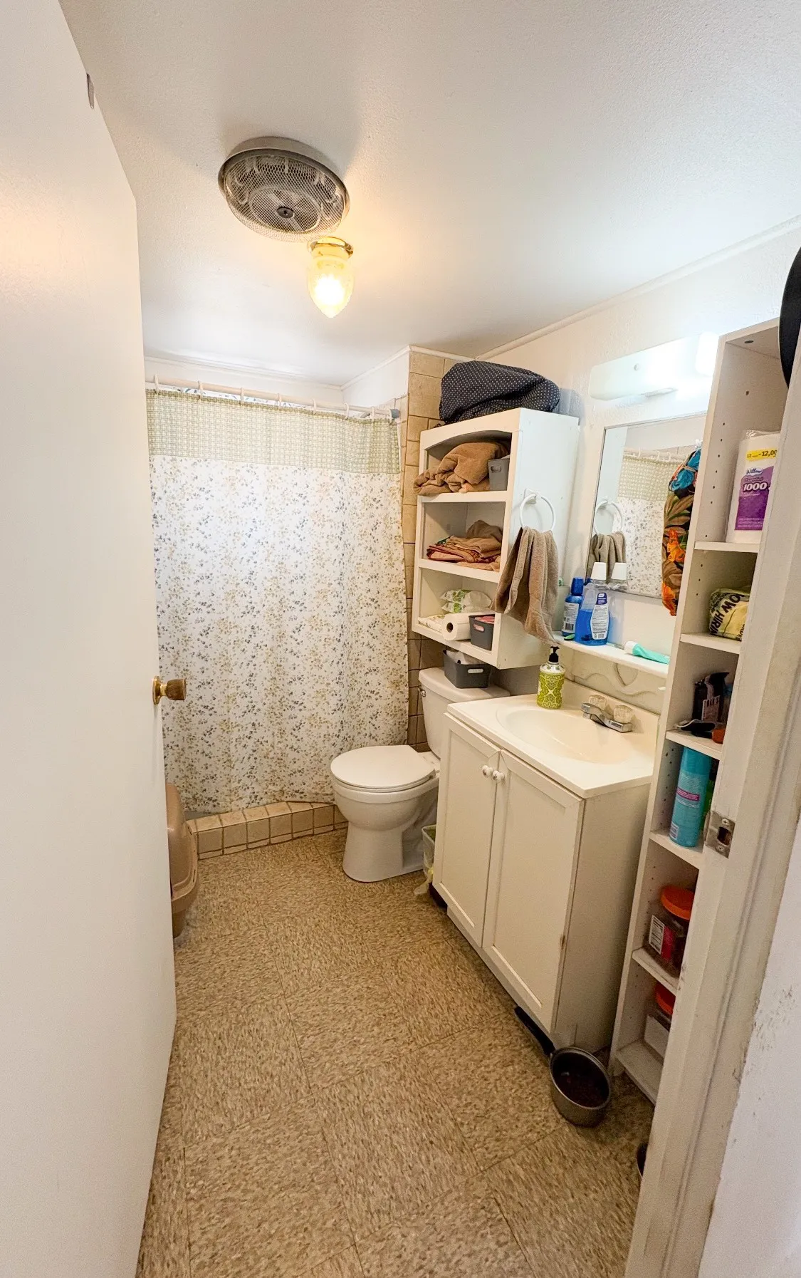 bathroom of apartent